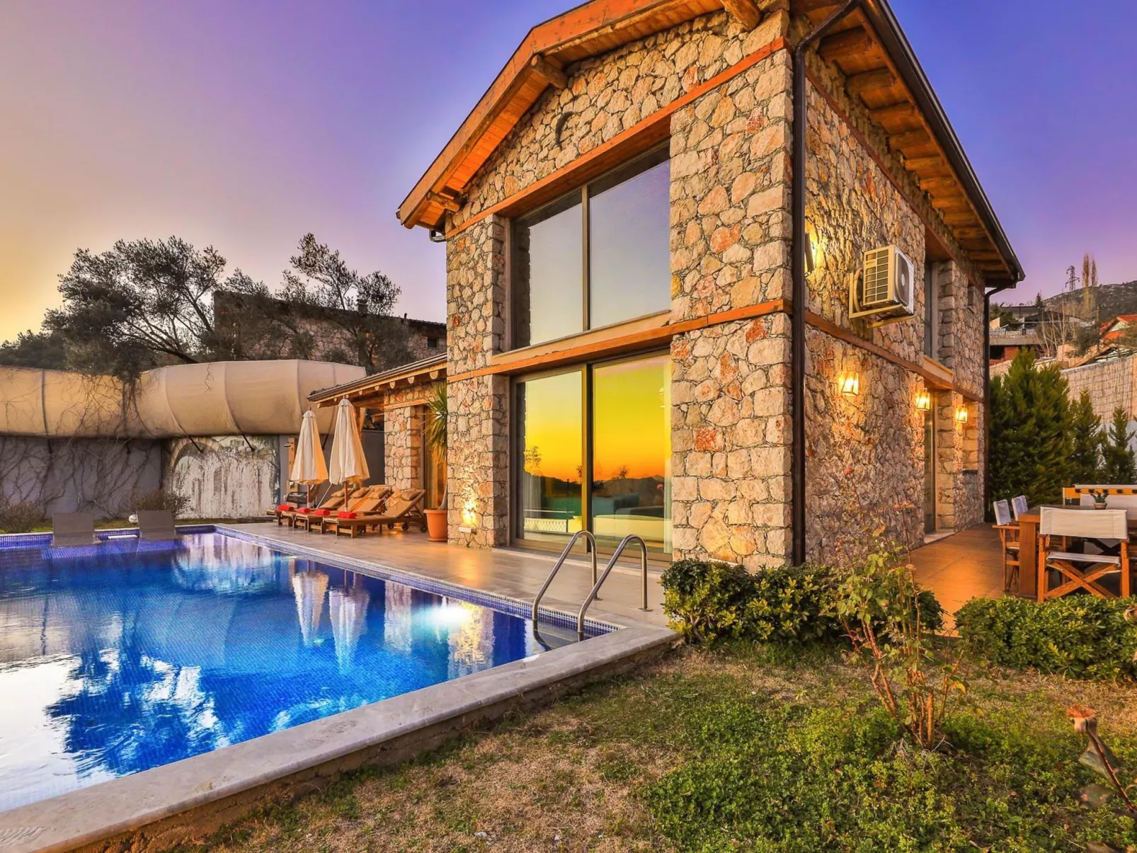 Traditionelles Natursteinhaus mit Sichtschutzpool