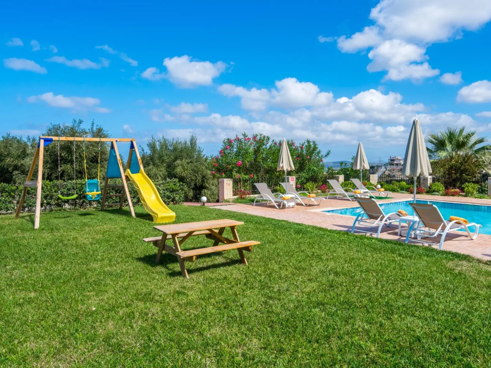Familienvilla mit privatem Pool, Spielplatz und BBQ