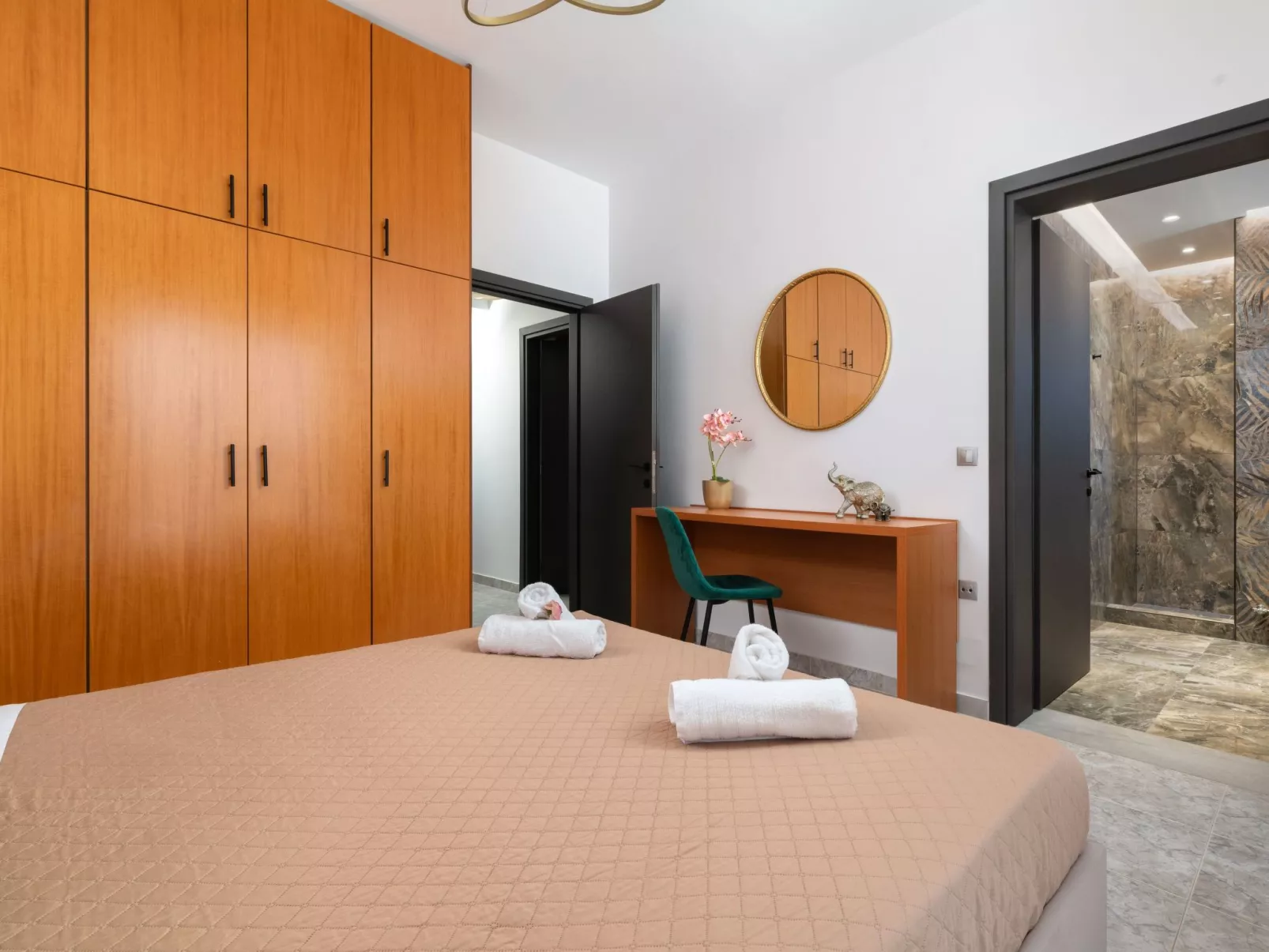 Elysianische Villa in der Nähe des Dorfes Afantou-Binnen