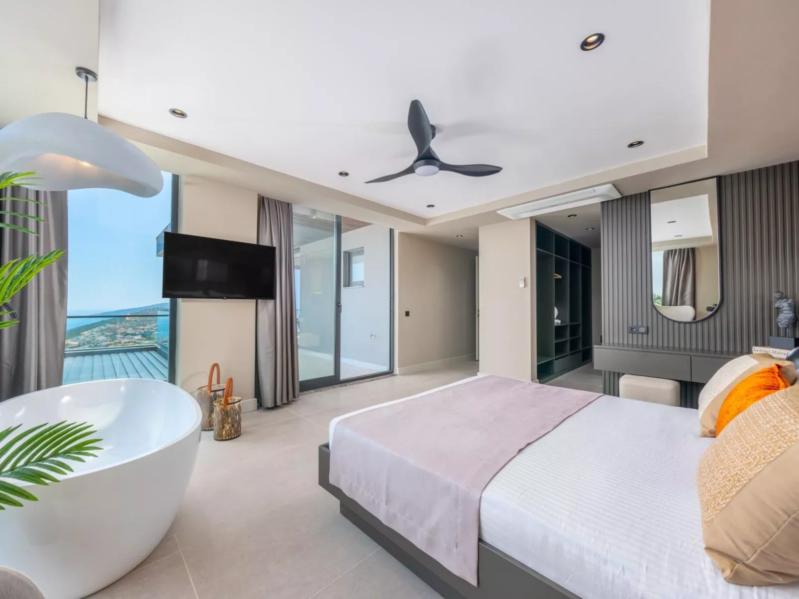 Designvilla mit Pool und spektakulärer Aussicht