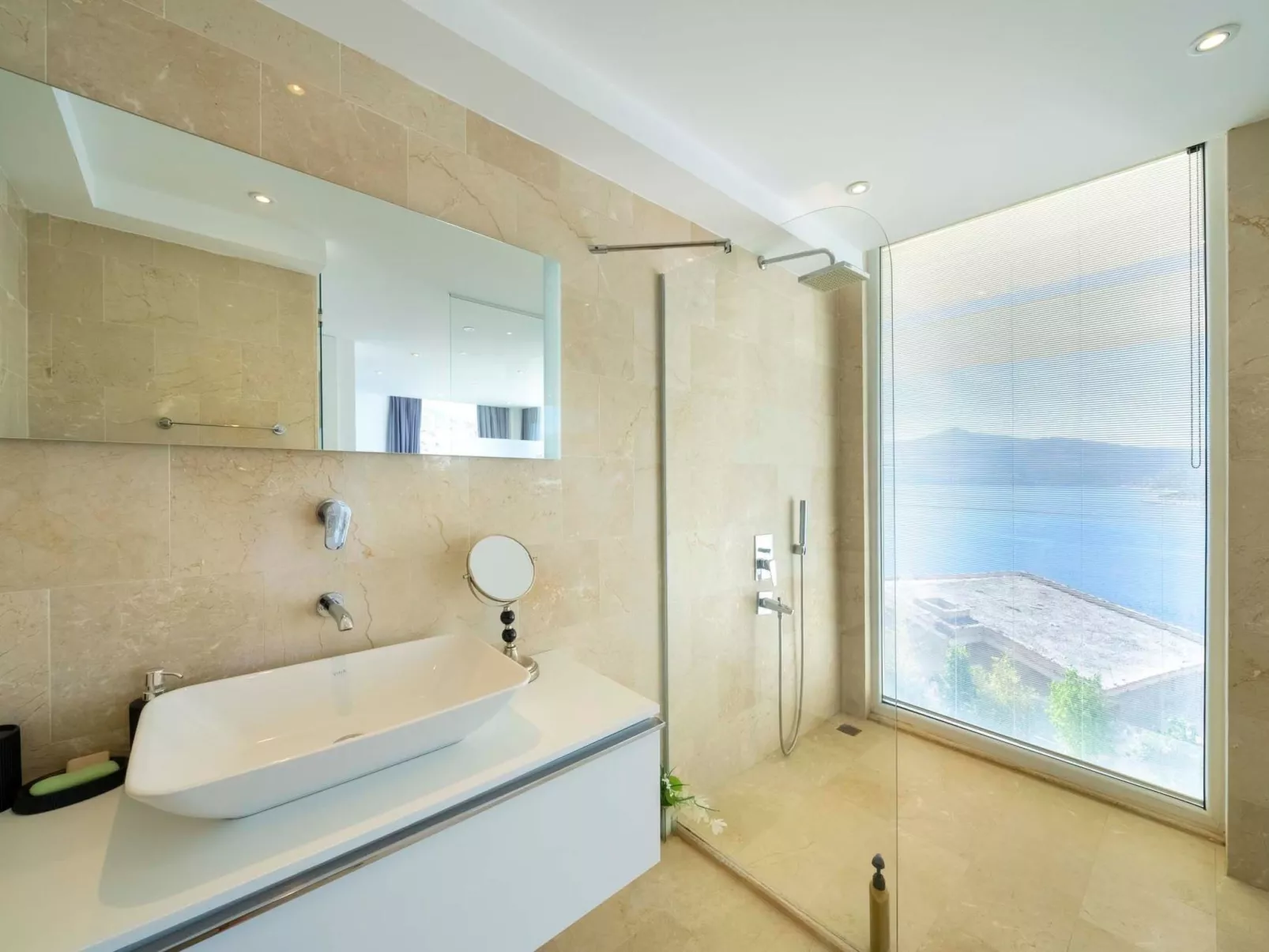 Große Villa direkt am Meer mit Infinitypool