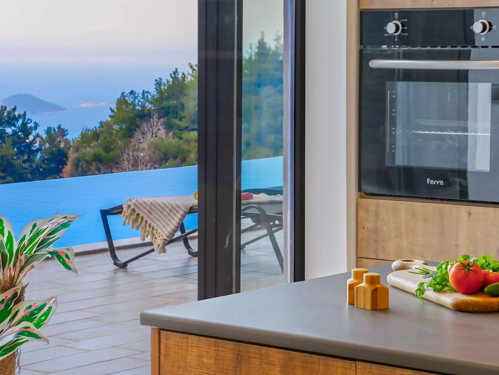 Schöne Villa mit Pool, Blick auf Meer und Tal