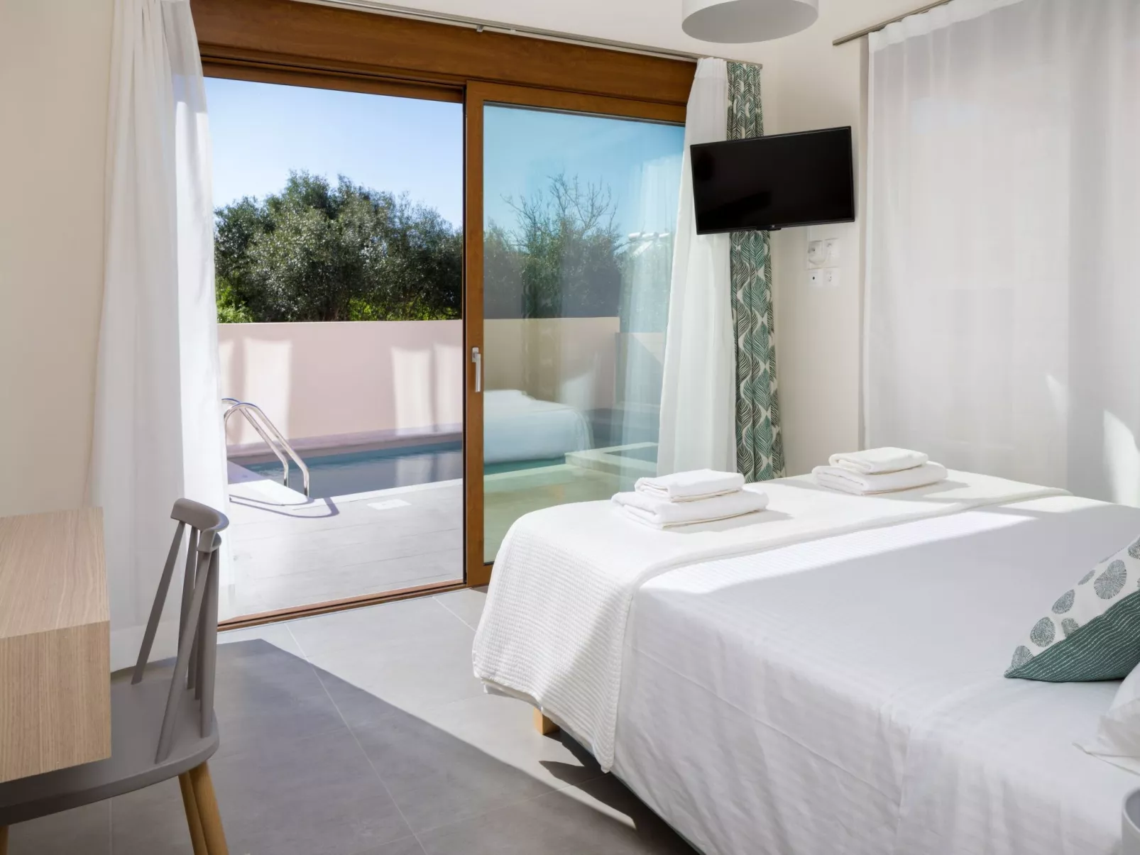 Haus in Agia Marina mit Außenpool-Image-tags.info