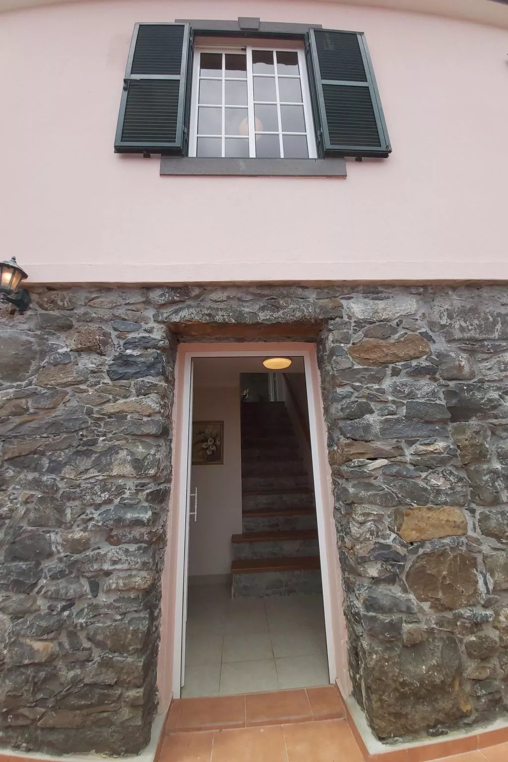 Cottage aus Stein mit Blick auf das Wasser