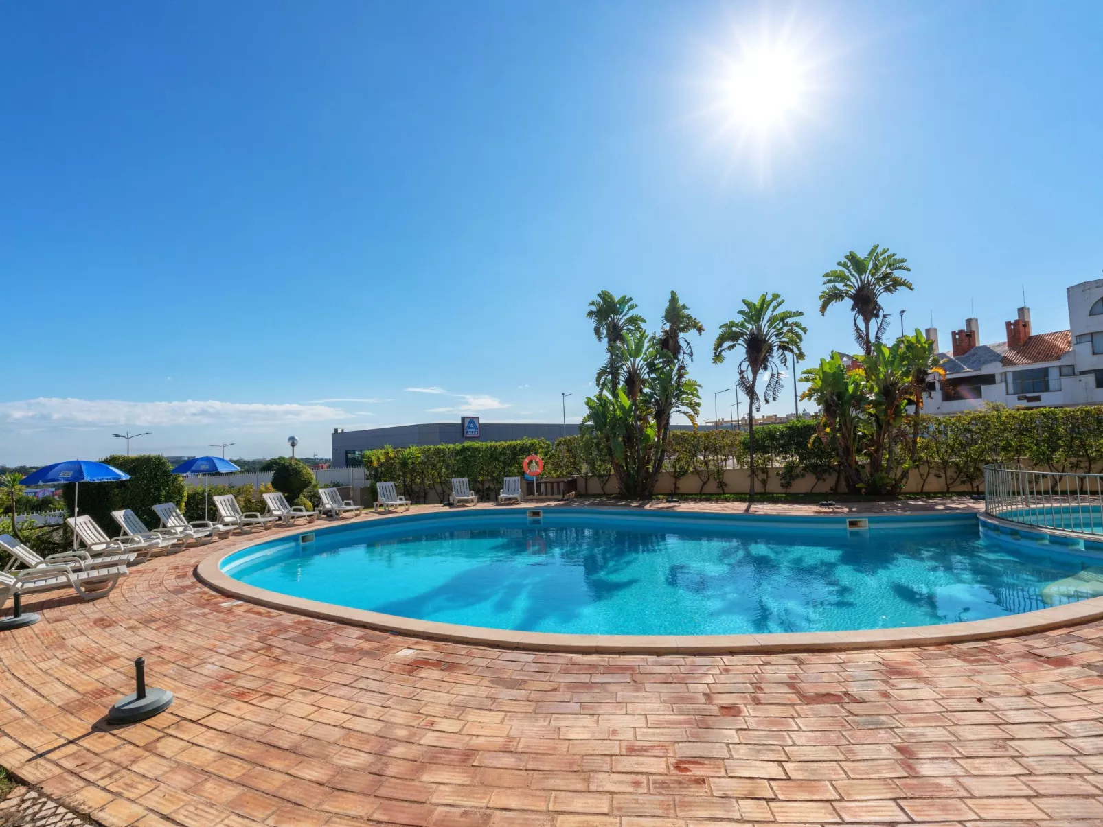 Wohnung mit Terrasse und 2 Schwimmbecken-Buiten