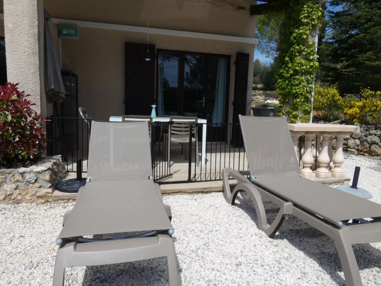 "La CIgale" mit Schwimmbad-Buiten