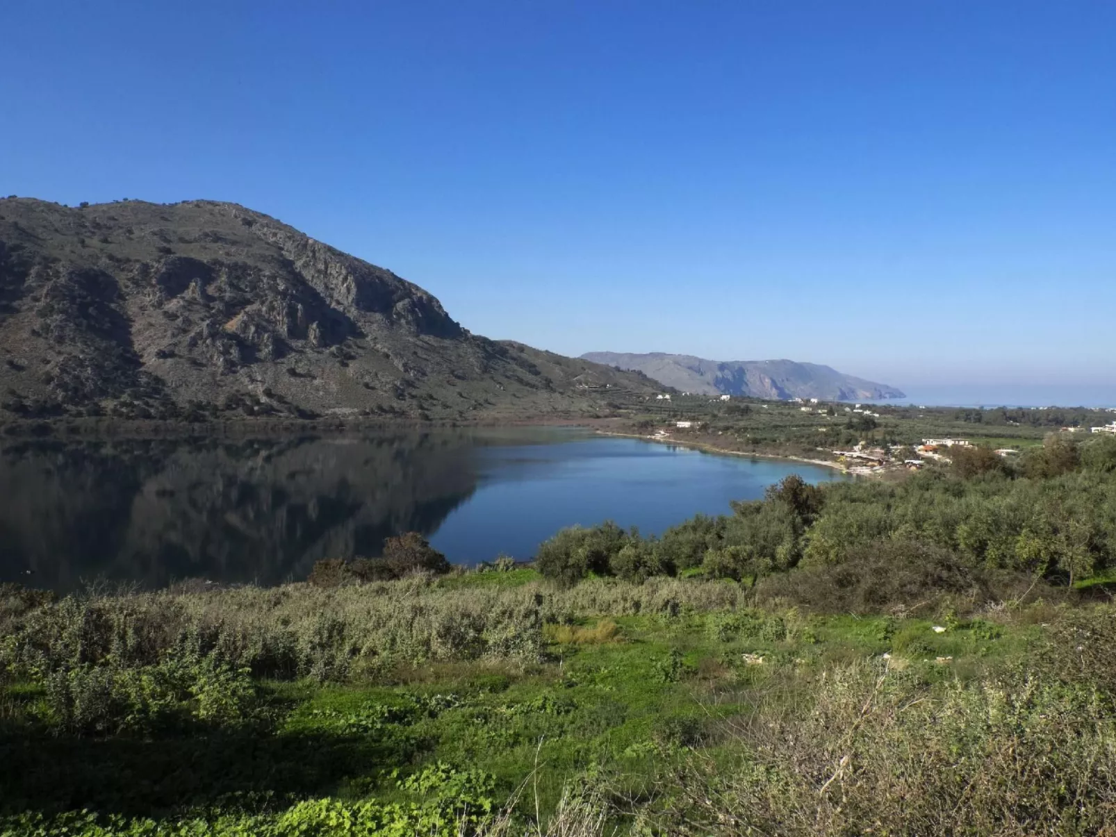 Villa mit Seeblick und Pool in der Nähe von Restaurants-Image-tags.info