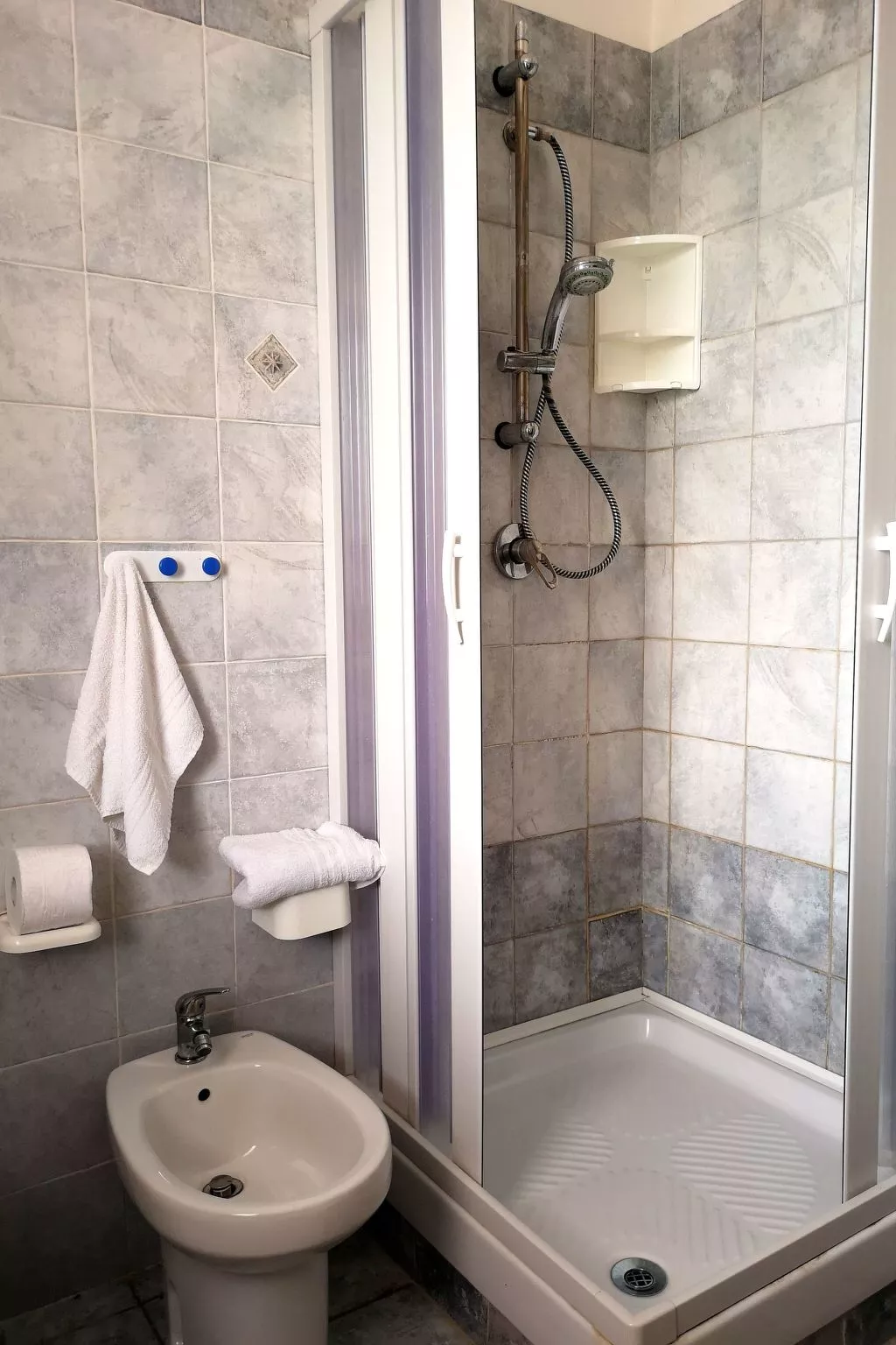 Helle mediterrane Villa mit Veranda und Garten