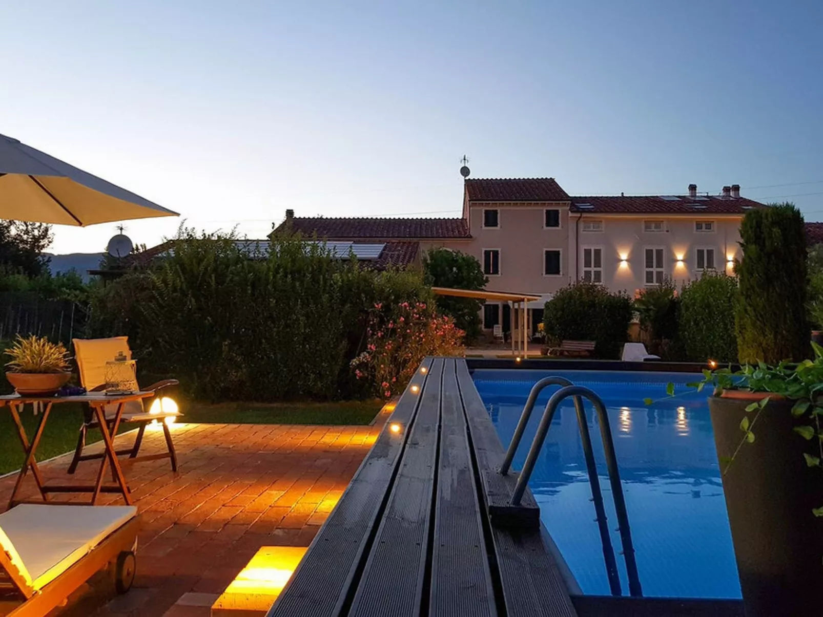 Unterkunft in einer Villa, Schwimmbad und großer Garten