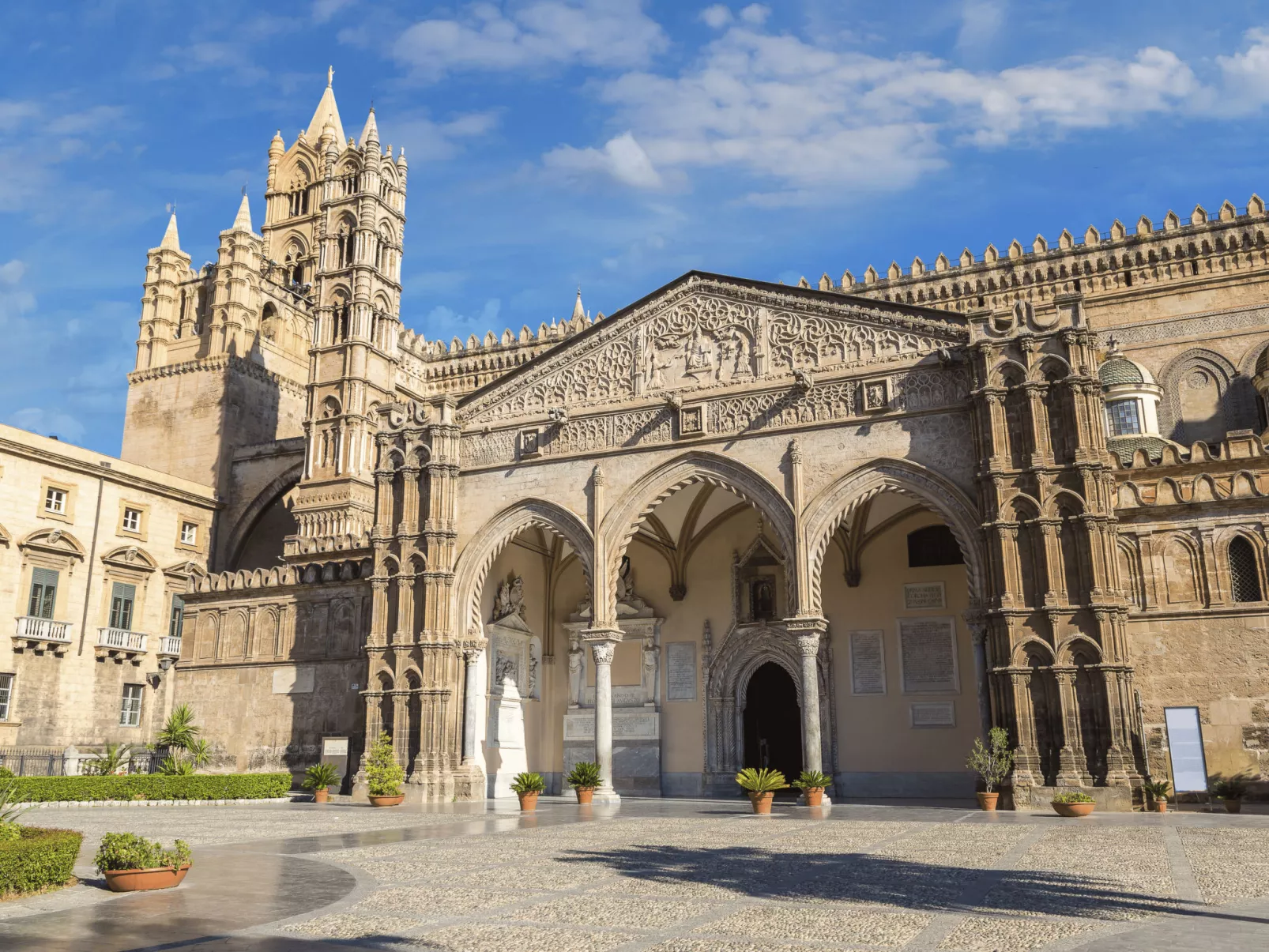 Donna Elisa von Holiday World-Image-tags.info