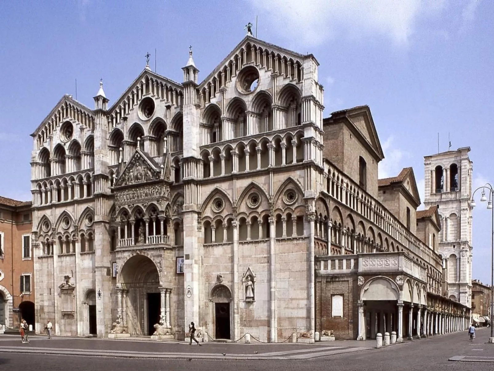 Vertikales Eckhaus mit zwei Bädern