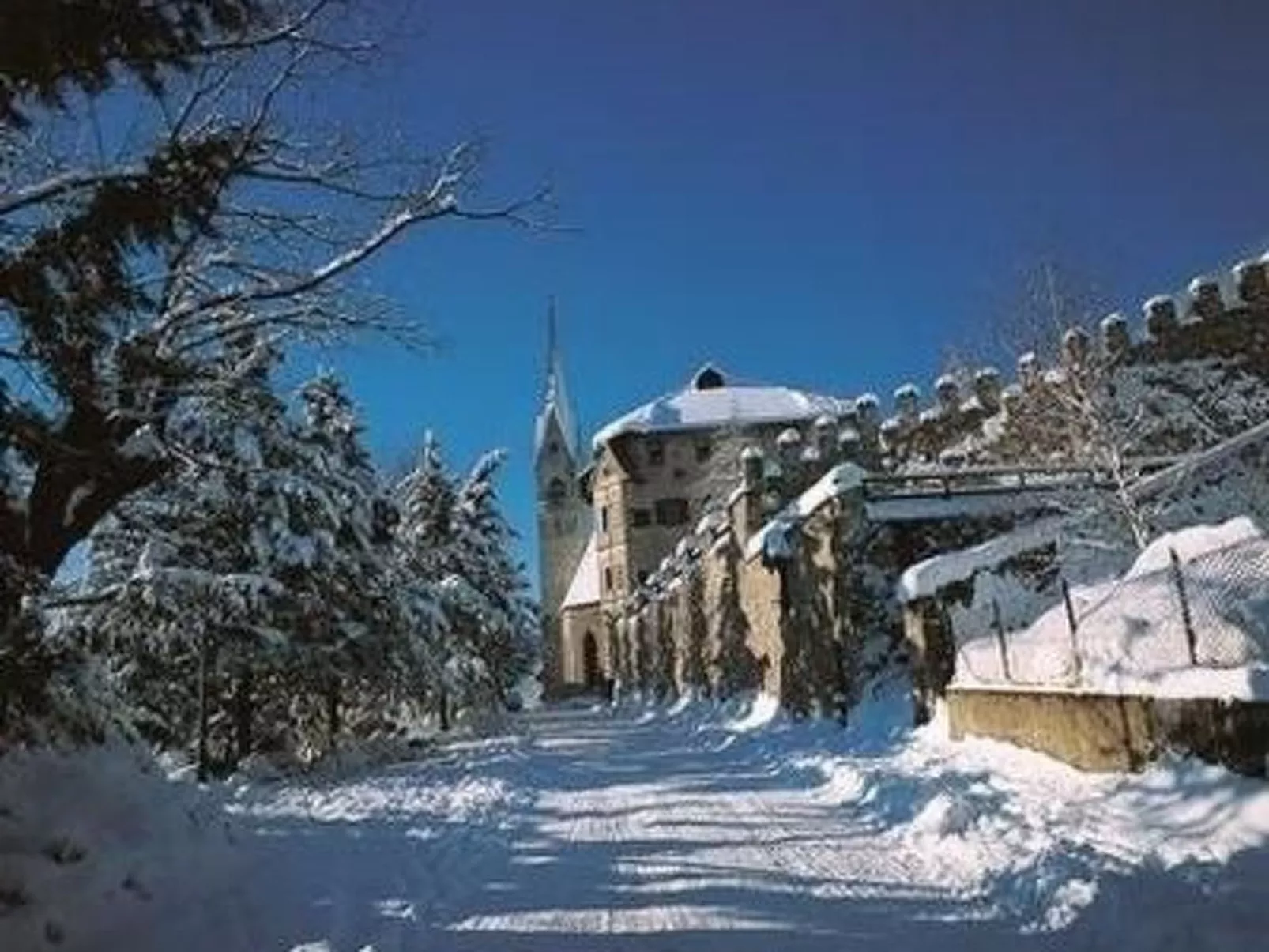 Romantisches Chalet in den Wiesen der Dolomiten