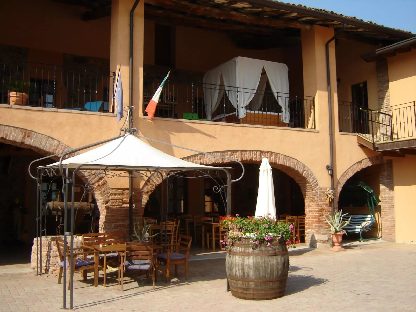 Mit großer Terrasse