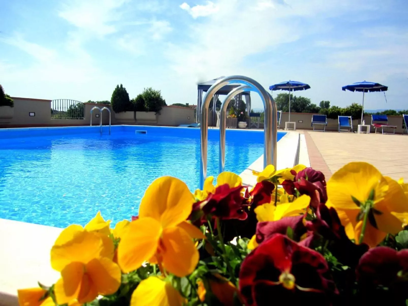 Meisterhaussiedlung mit Schwimmbad