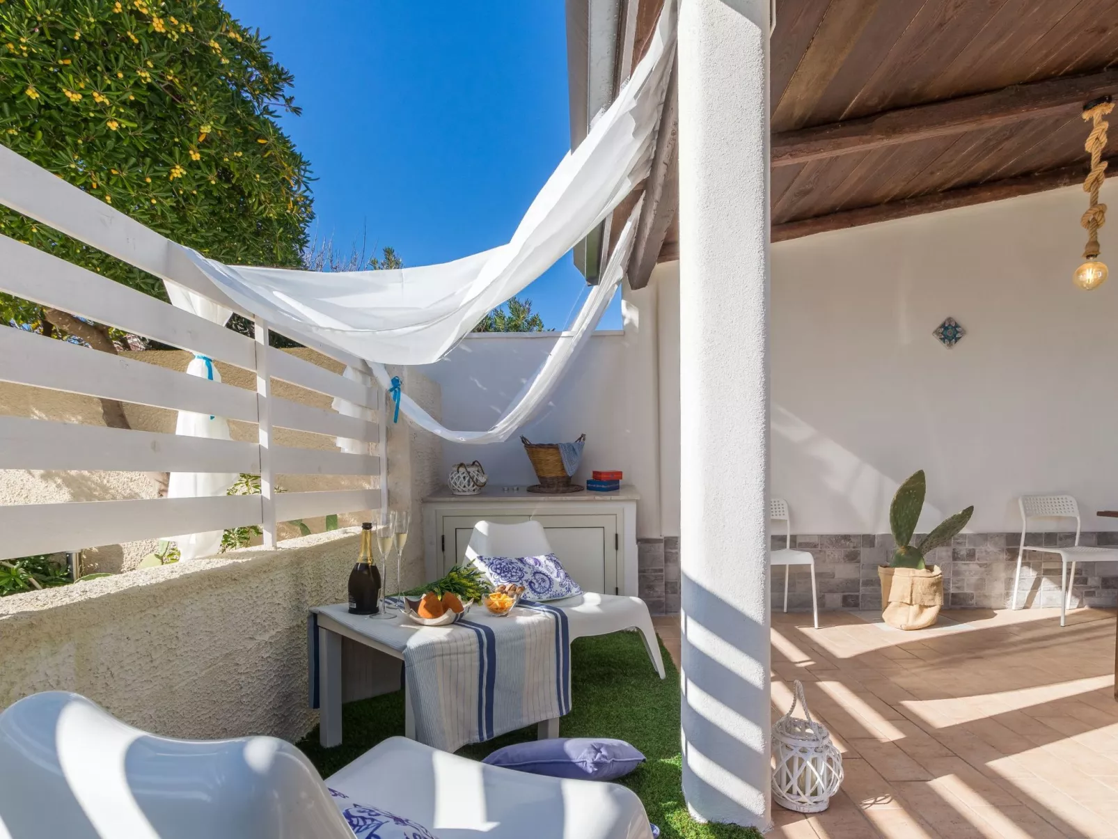 Edoné, Wohnung mit Blick auf einen Sandstrand