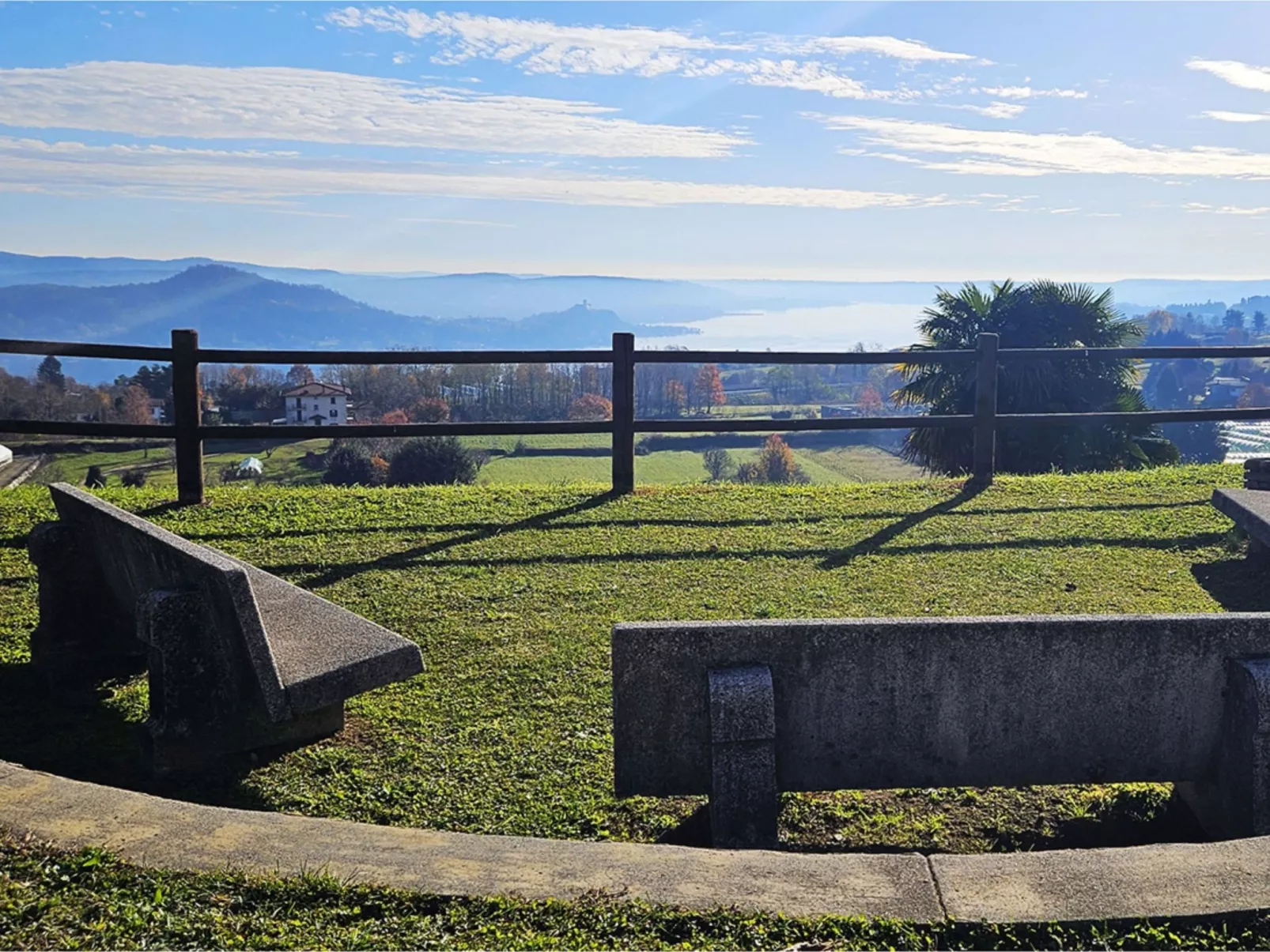 Neue moderne Seeüberdachung von Holiday World-Buiten