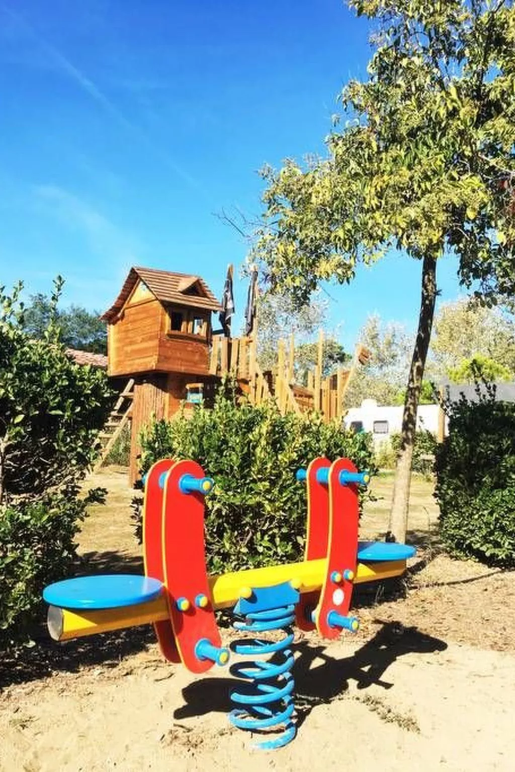 Mobilheim auf einem Campingplatz in der Nähe des Meeres und von Pisa-Buiten