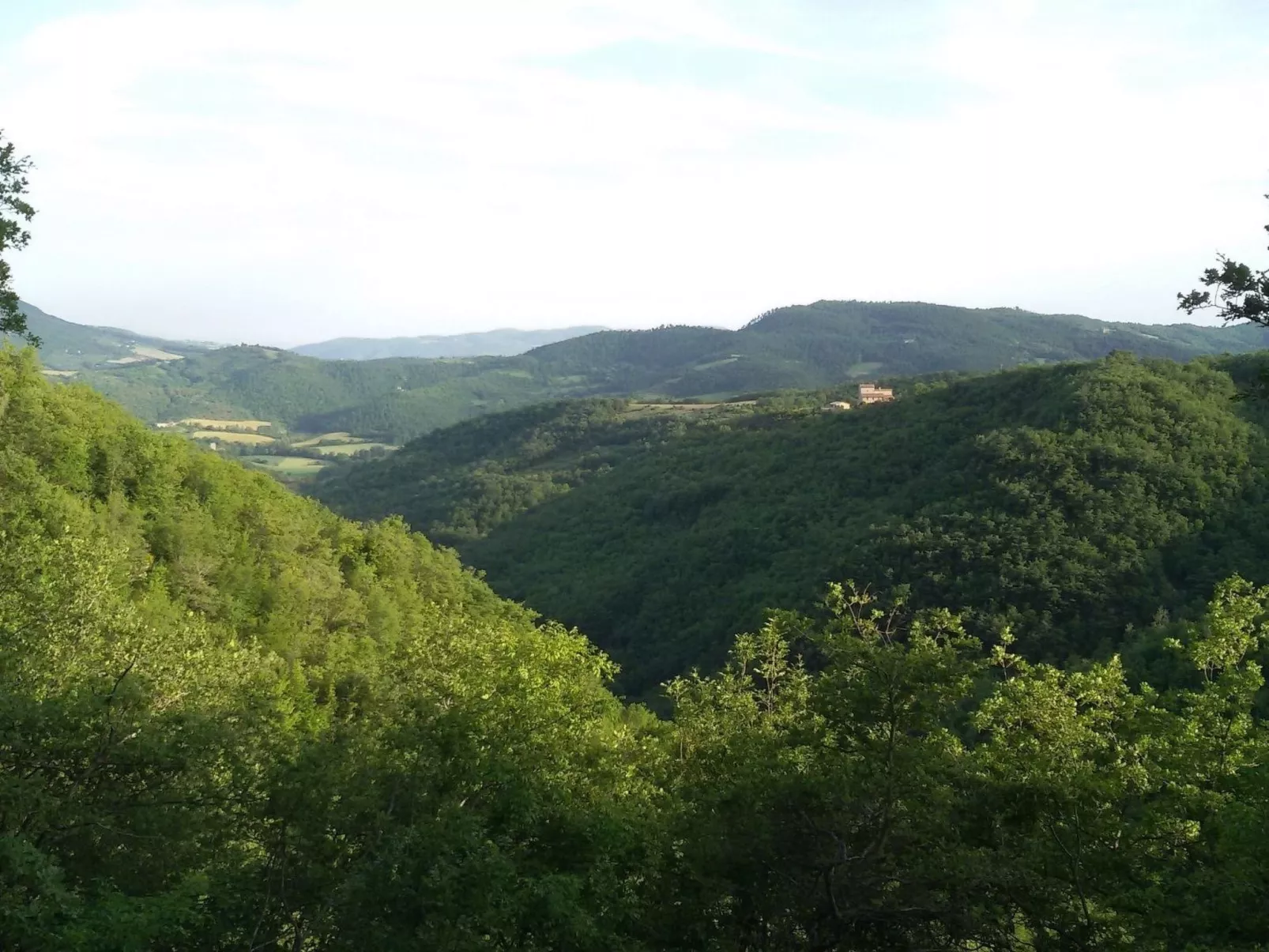 Privates Poolhaus im grünen Herzen von Umbrien-Buiten