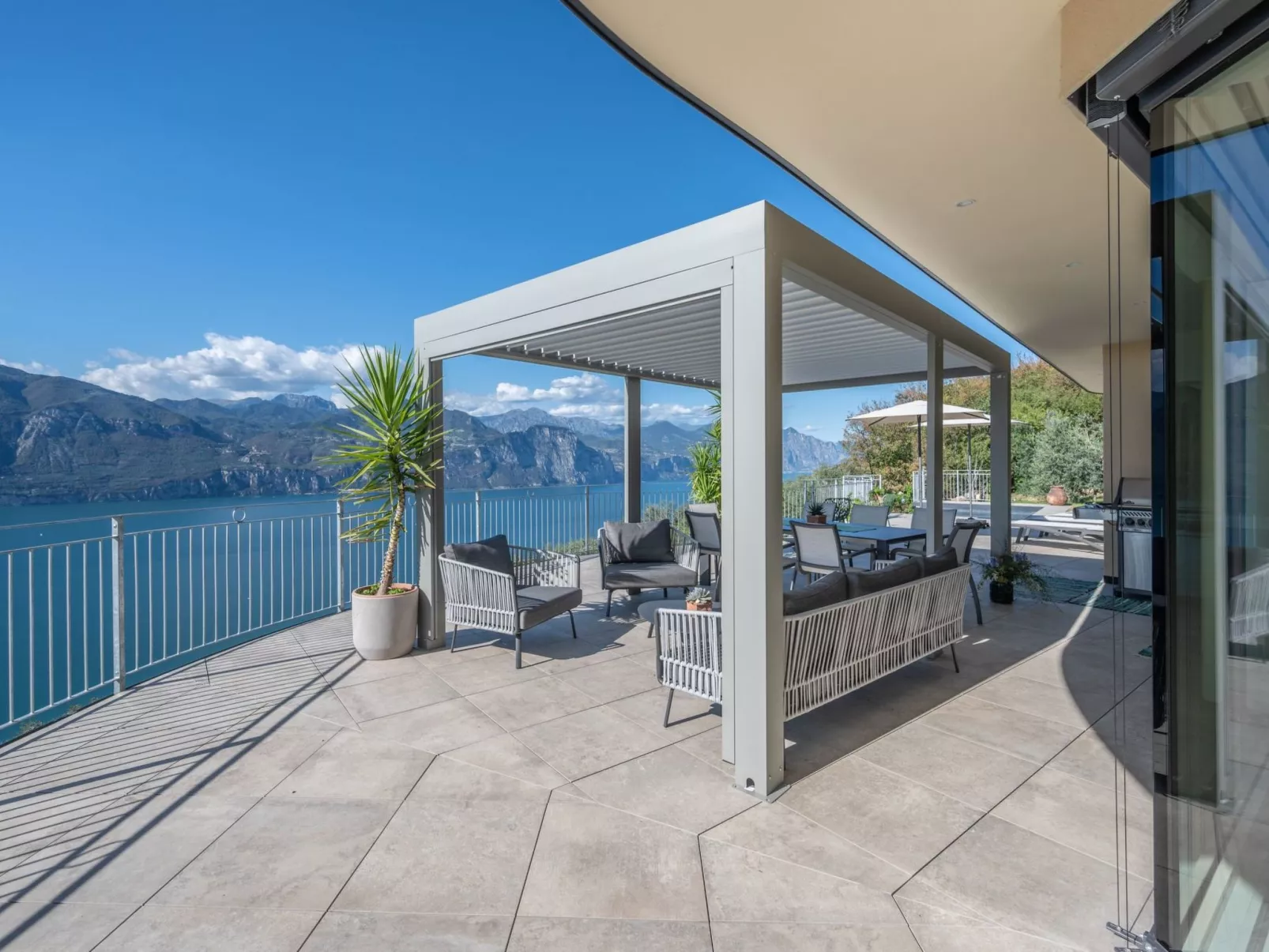 Alleinstehende Villa mit Pool und Traumaussicht