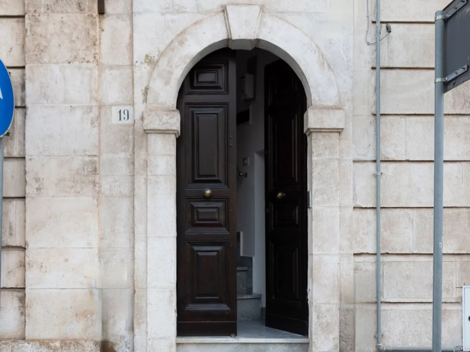 Oma Im Haus in der Mitte