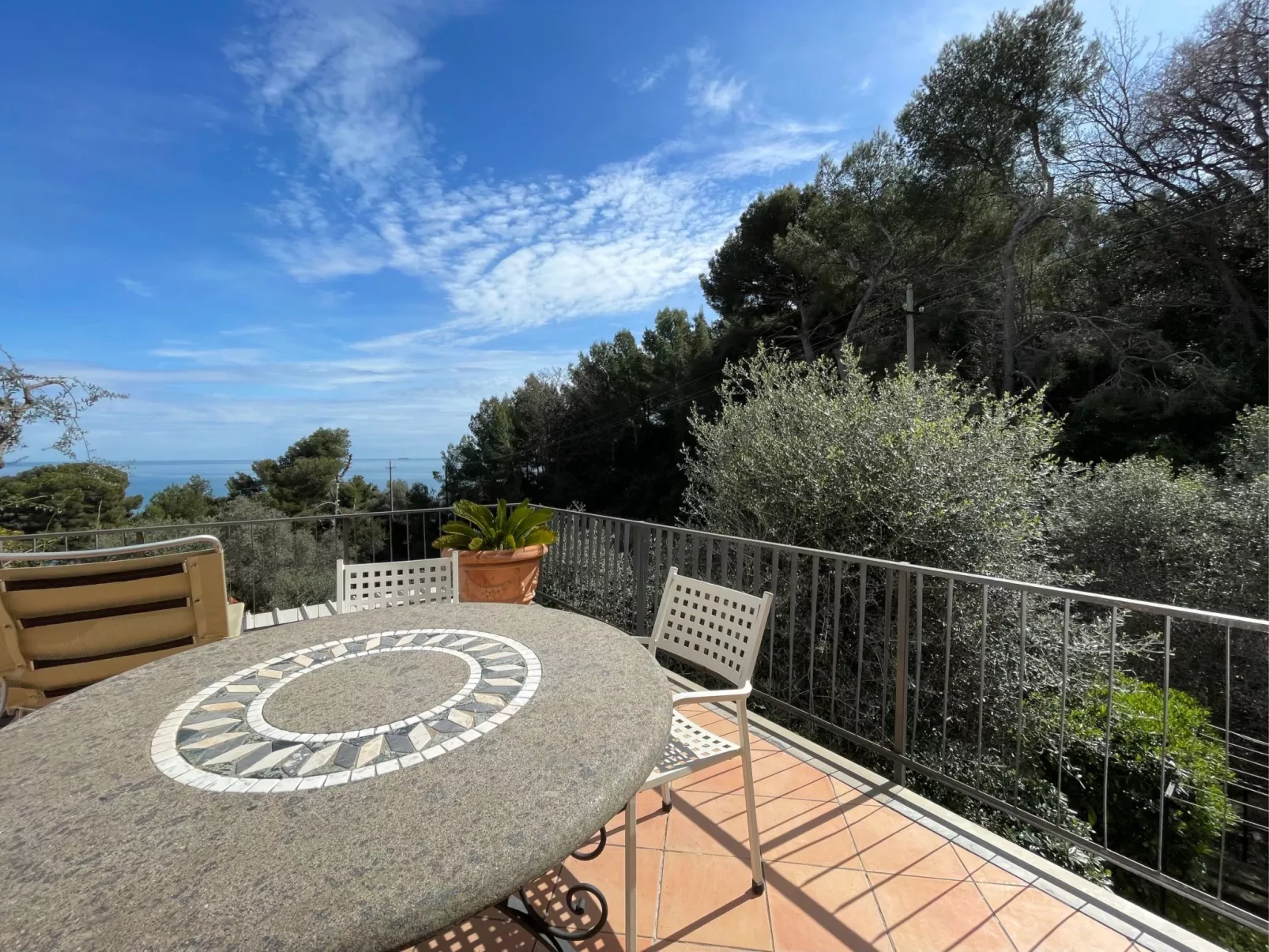 Junges Haus' Wohnung mit Wasserblick