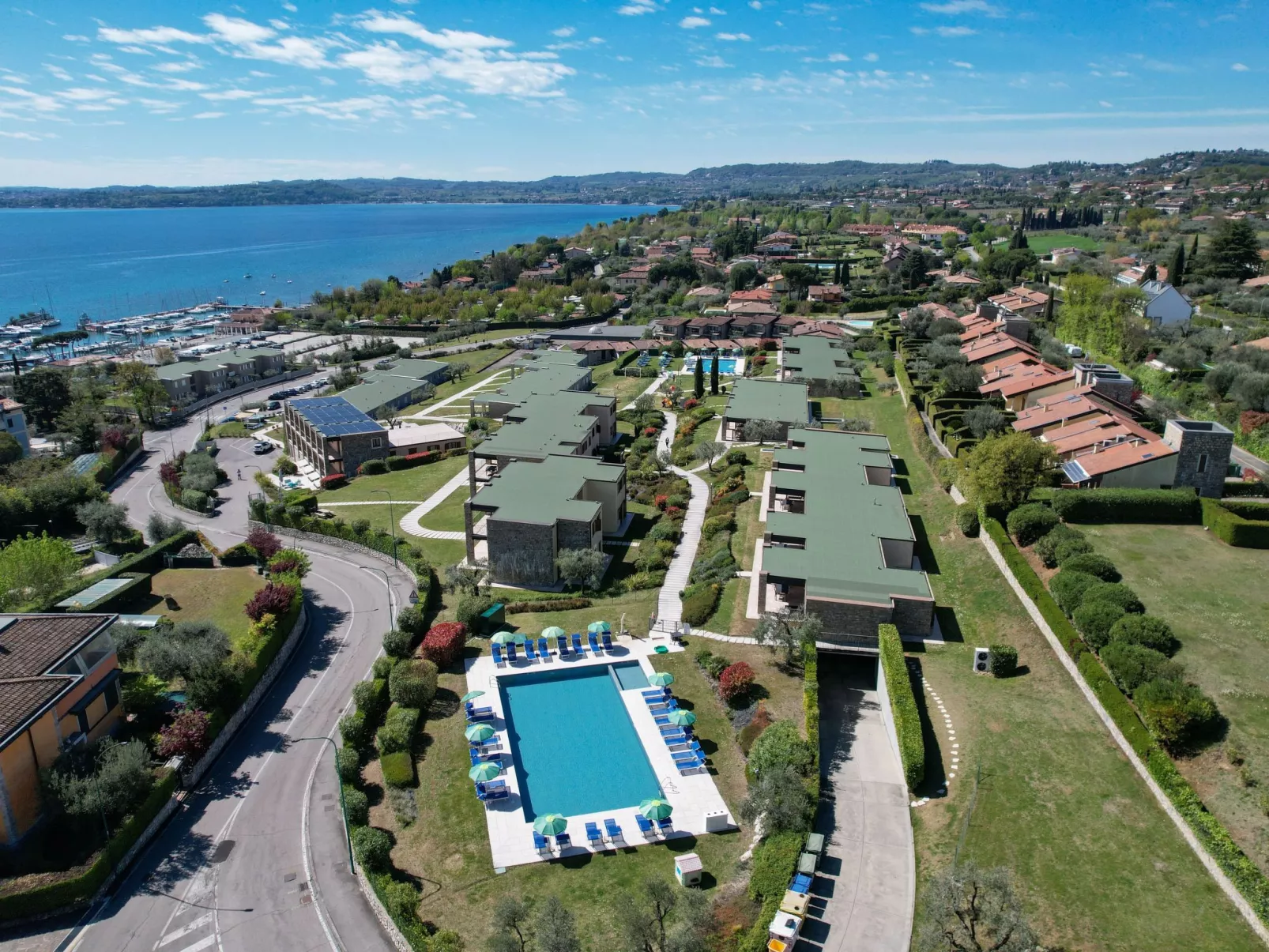 Wohnung mit Balkon, Schwimmbad und Seeblick