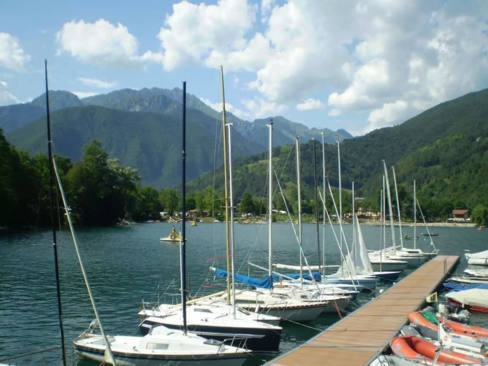 Freistehendes Haus mit eingezäuntem Privatgarten