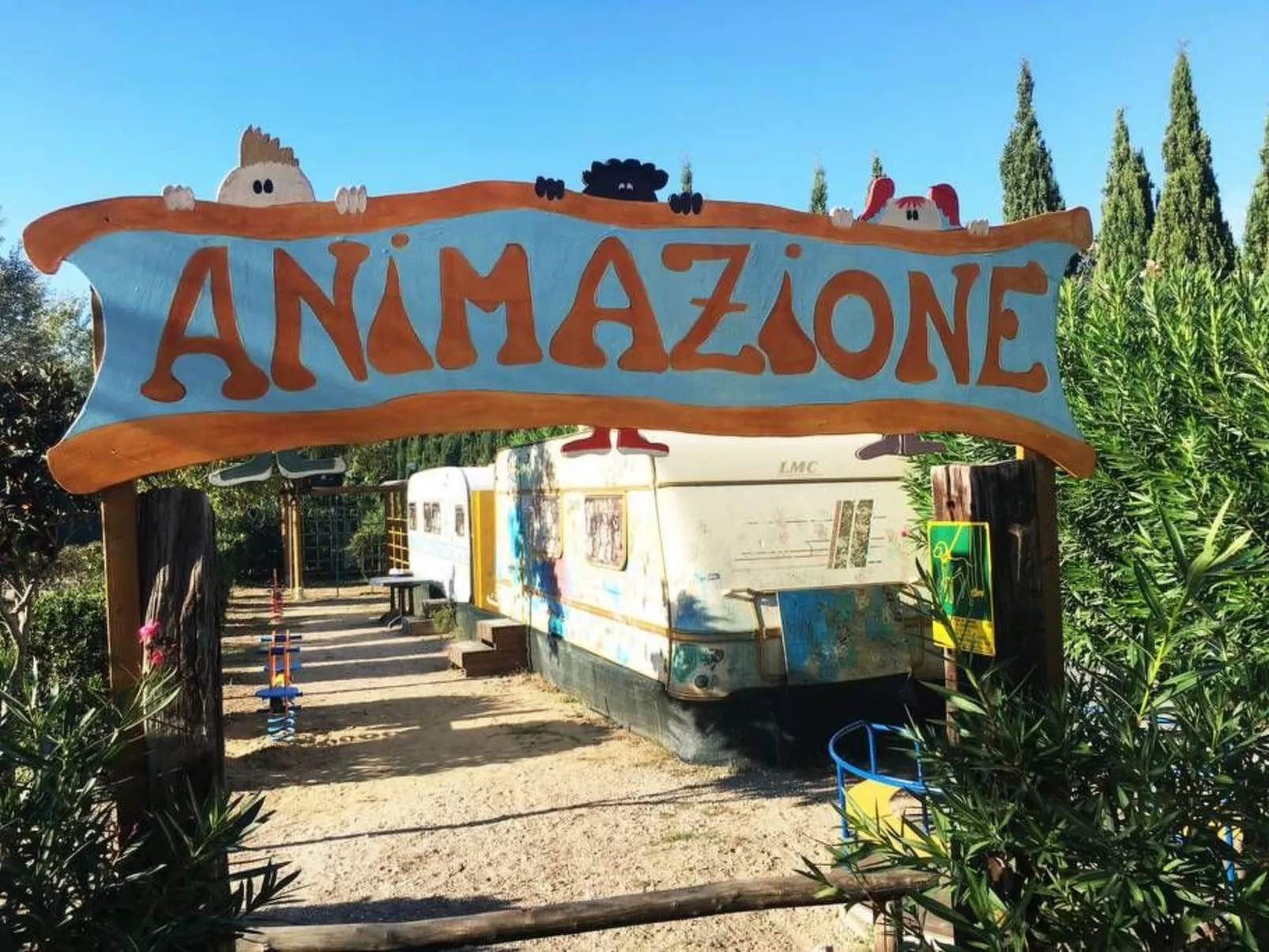 Mobilheim auf einem Campingplatz in der Nähe des Meeres und Pisa-Buiten