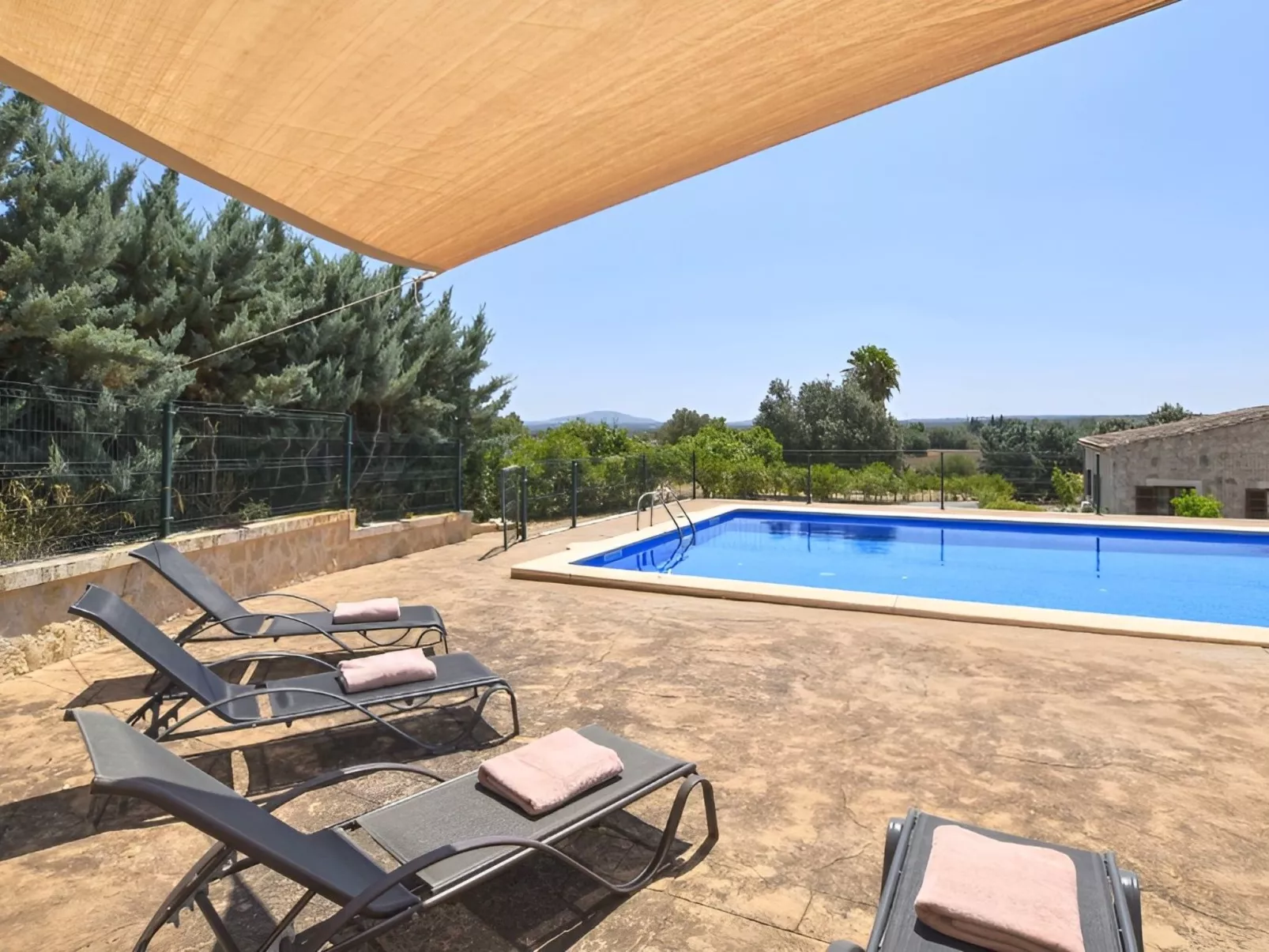 Finca mit großem eingezäunten Pool und Klimaanlage. - Buiten