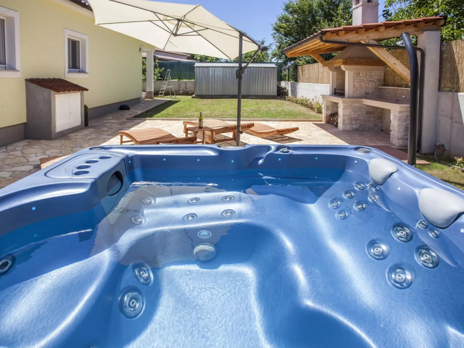 In Vintijan mit Großem Whirlpool-Buiten