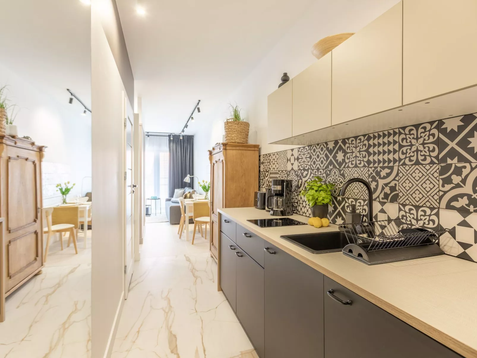 Kormoran in modernem Appartementhaus