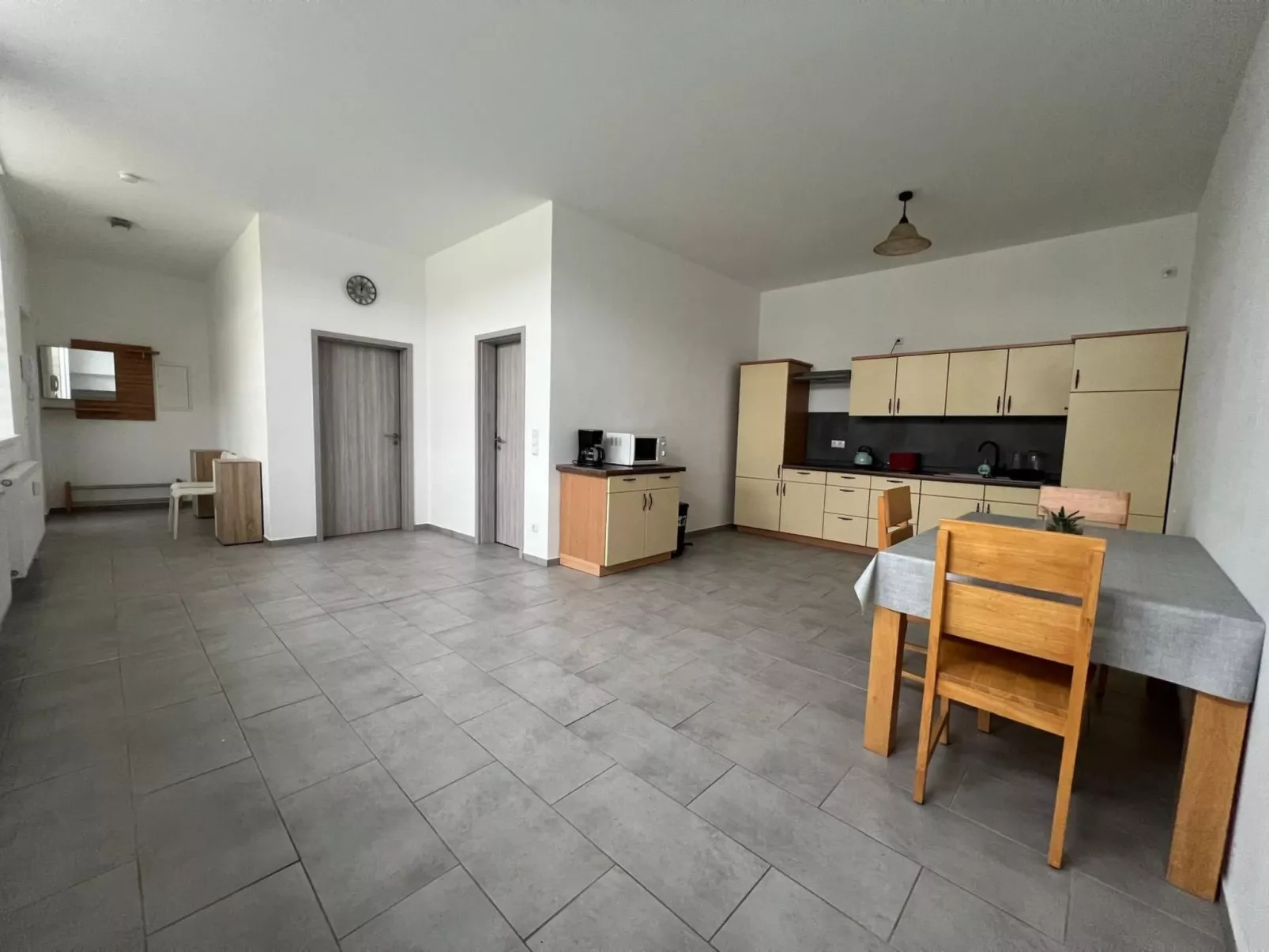 Große, möblierte Wohnung mit Garten