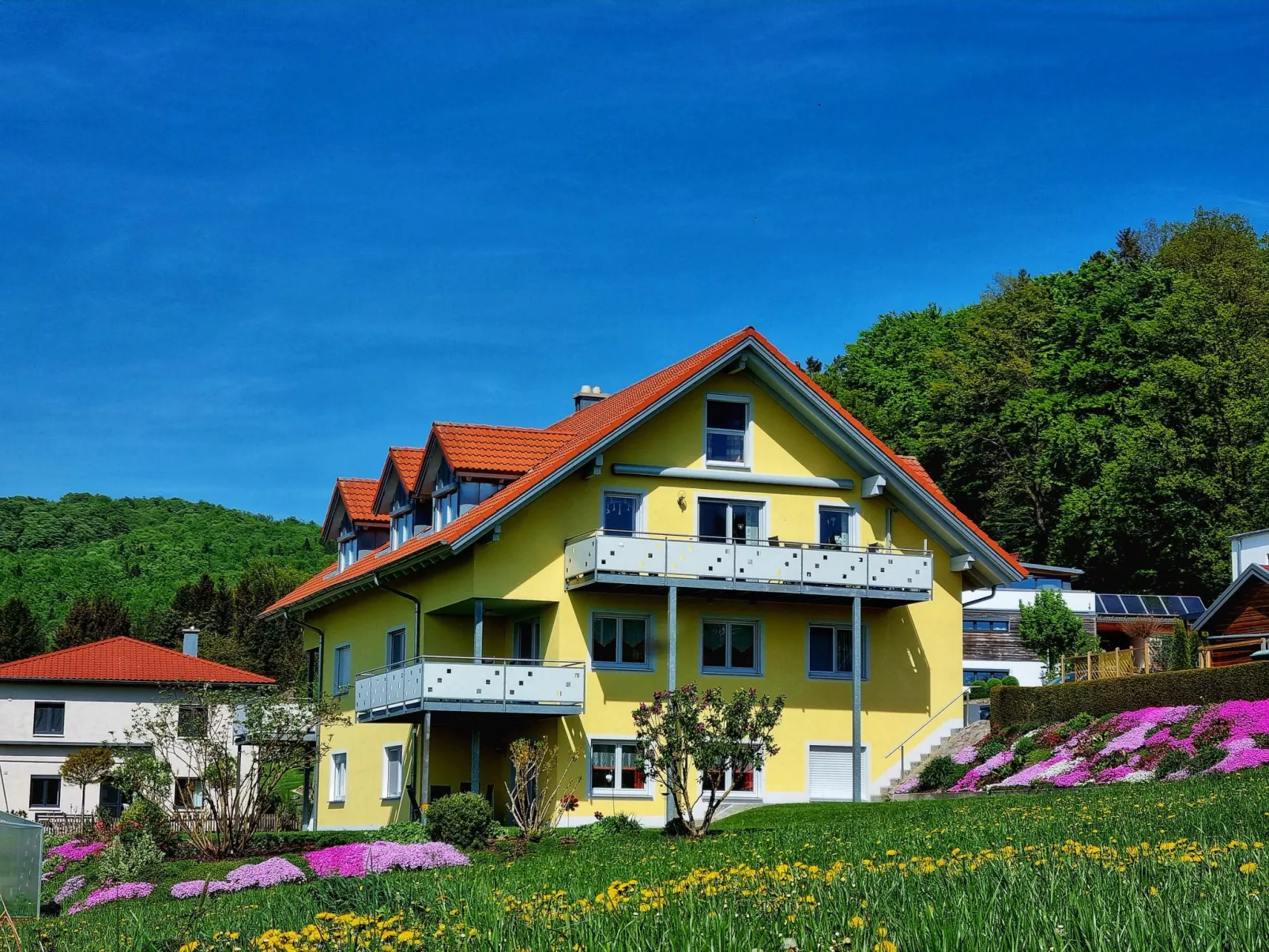 Mit Blick auf das Wasser