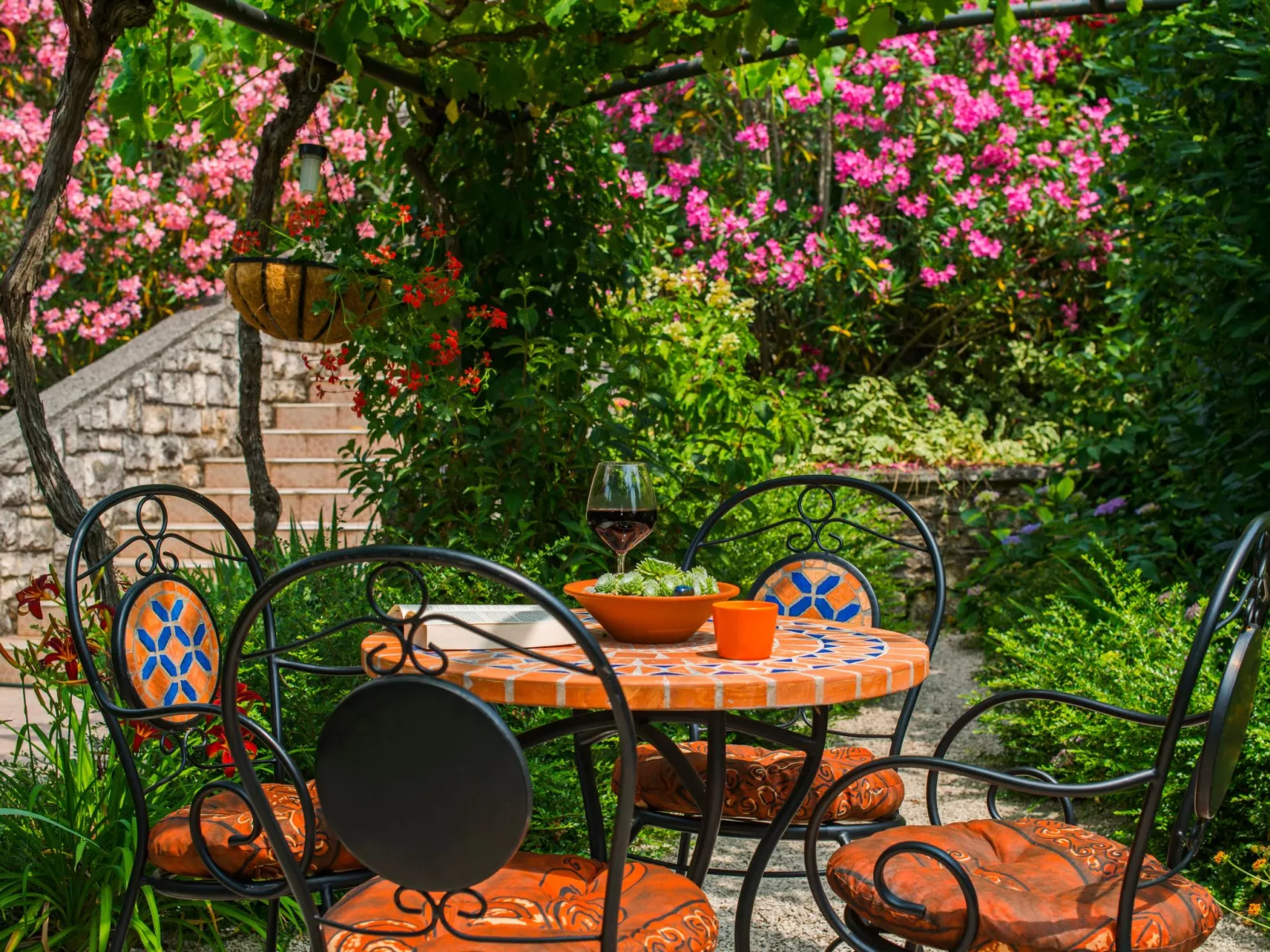 Schöne Villa mit Garten und Biodesign-Pool-Buiten