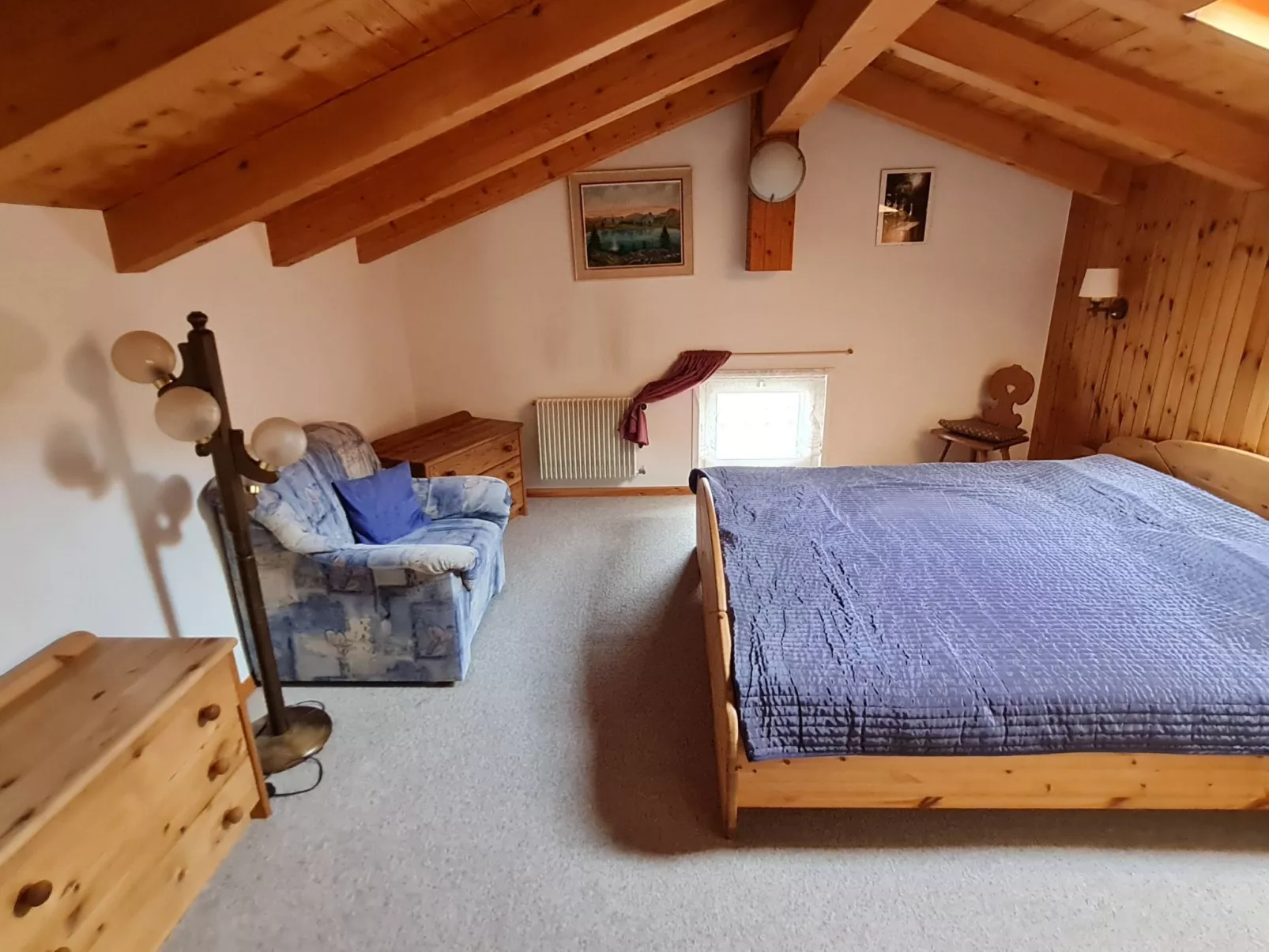 Chalet Haus (bei Einfahrt grosser Nussbaum )