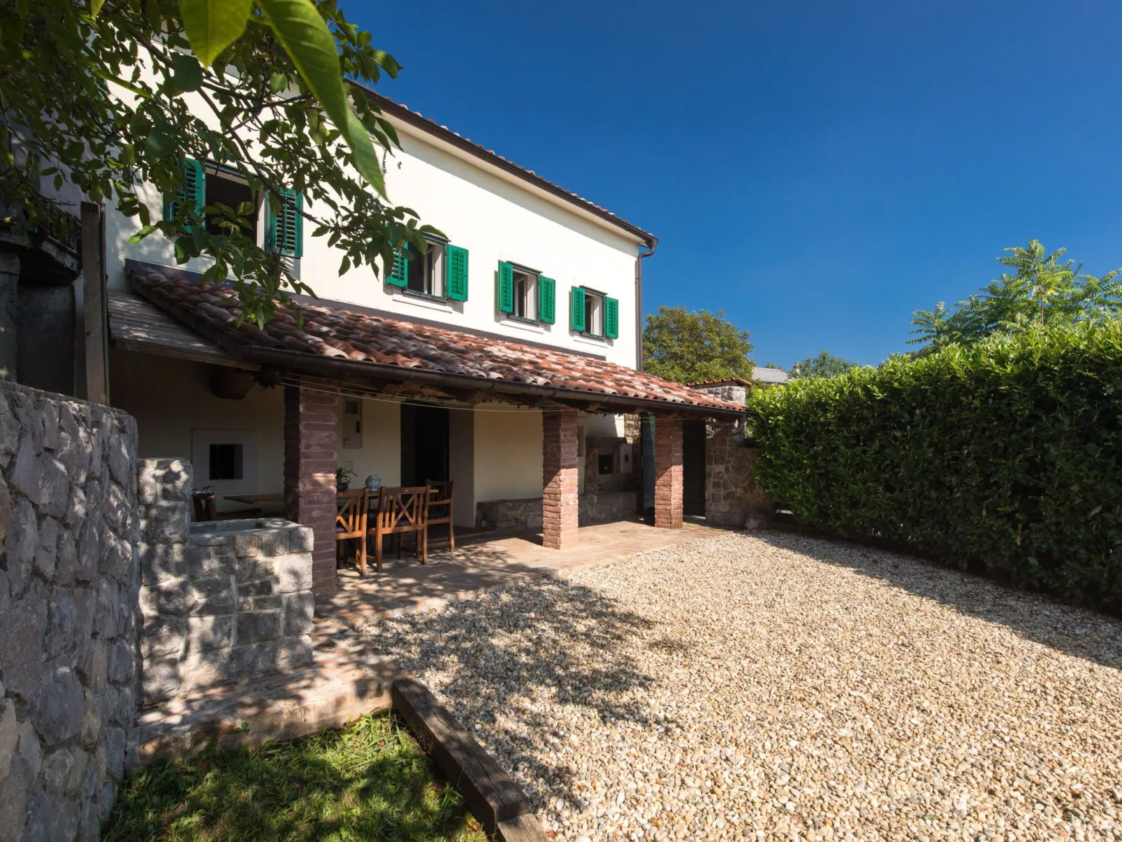 Haus mit modernem Interieur und einer alten Taverne - Buiten