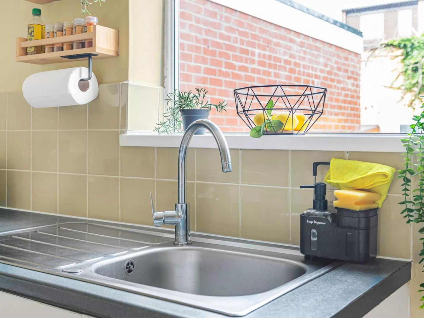 "3-Bett-Haus mit Parkplatz und Büro"-Image-tags.info