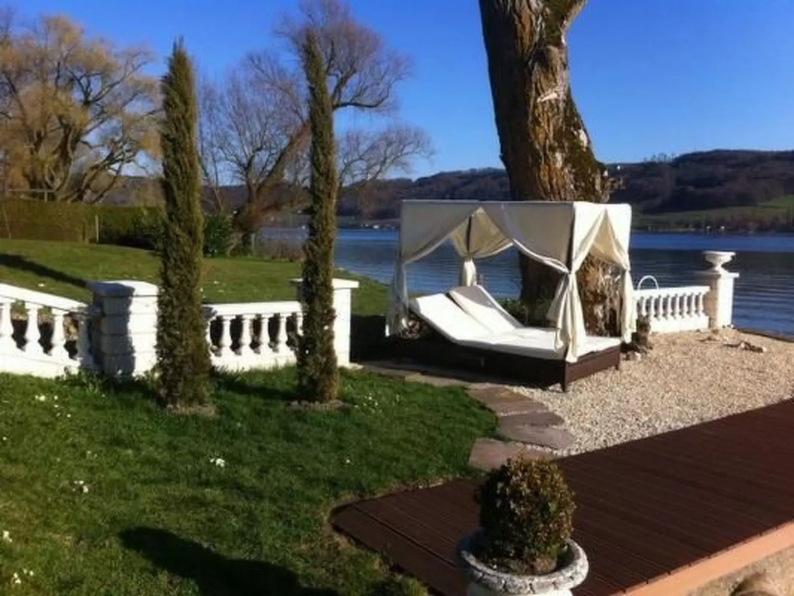 Haus am See mit direktem Seeanstoss