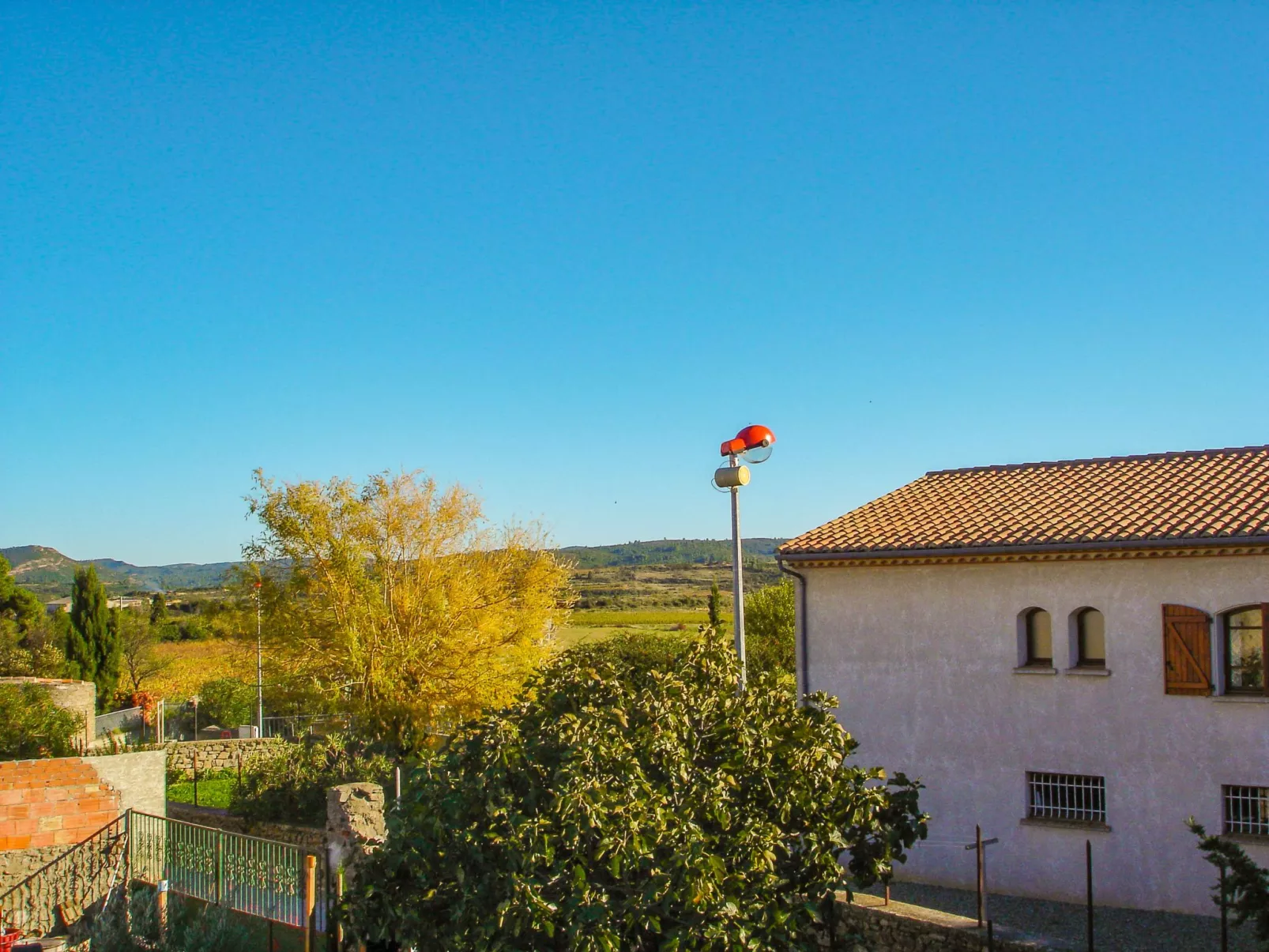 Schönes Ferienhaus mit Pool-Buiten