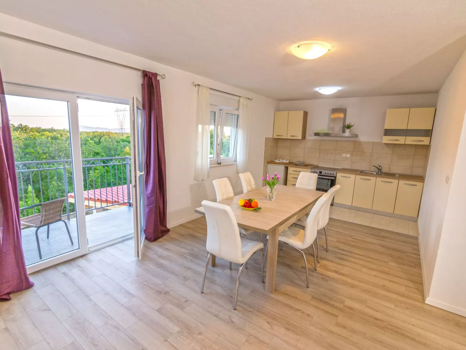 In Opanci mit beheiztem Pool, Parkplatz-Binnen