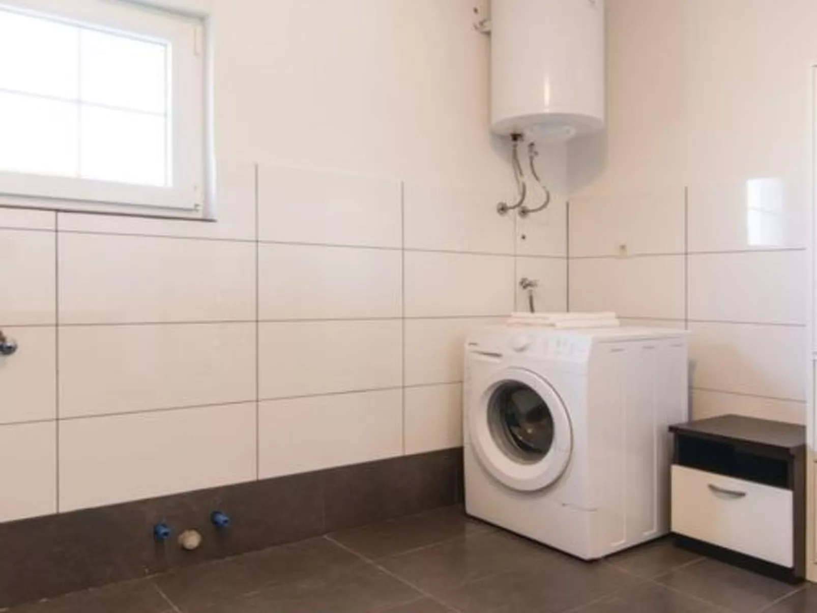 Laura mit Pool-Binnen