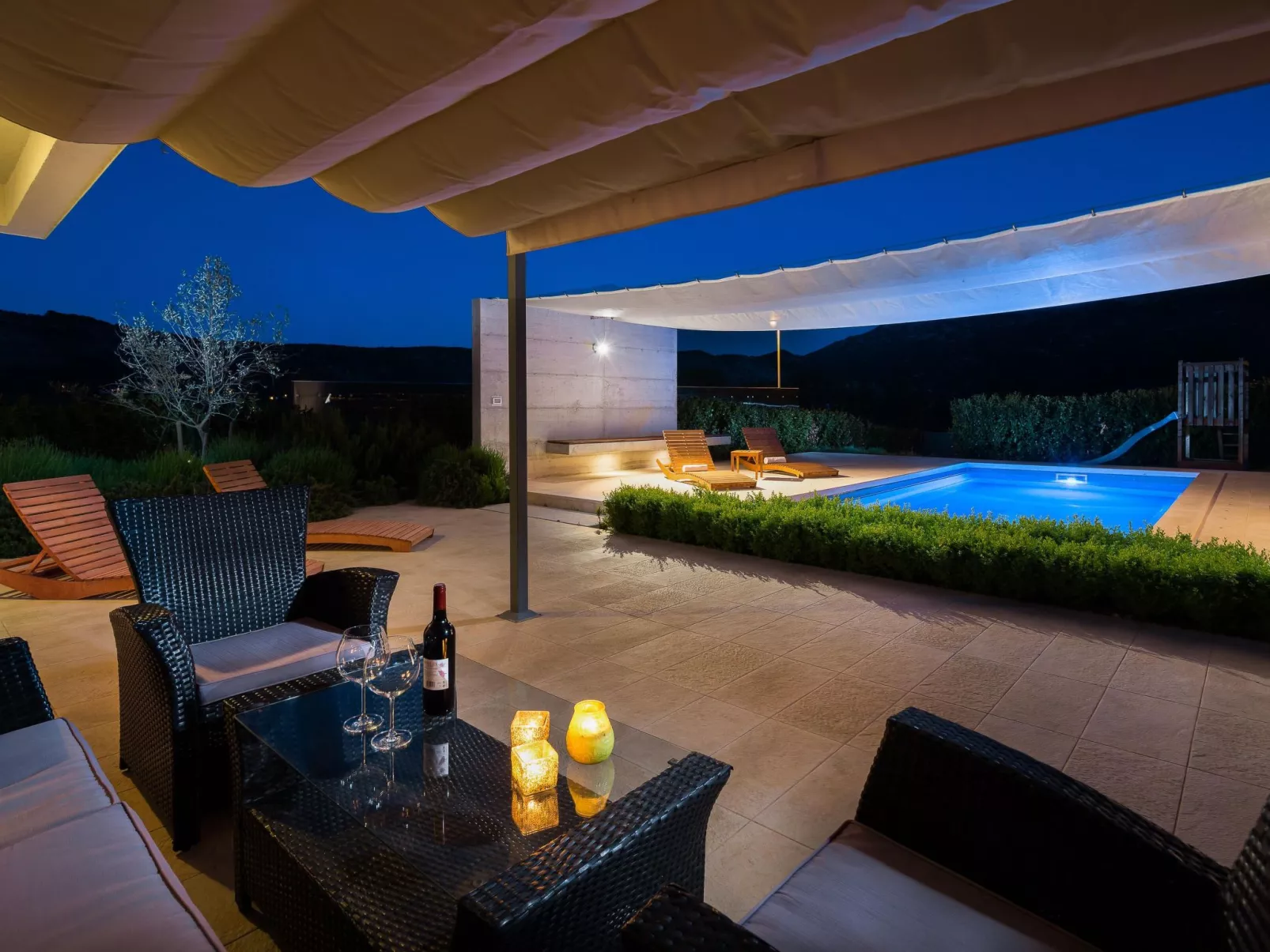 In Dugopolje mit Beheiztem Pool-Binnen