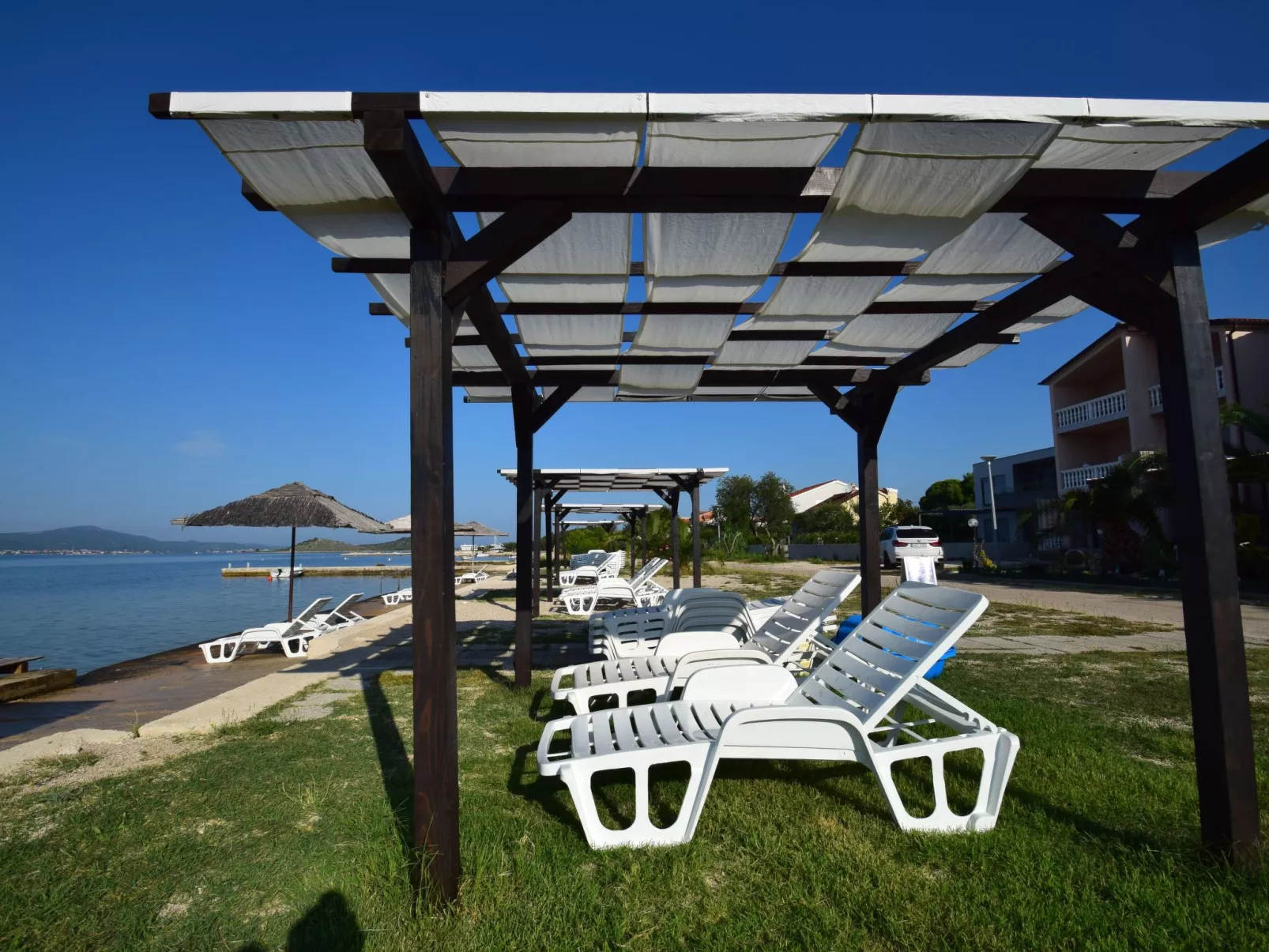 MH Summer Home-Buiten