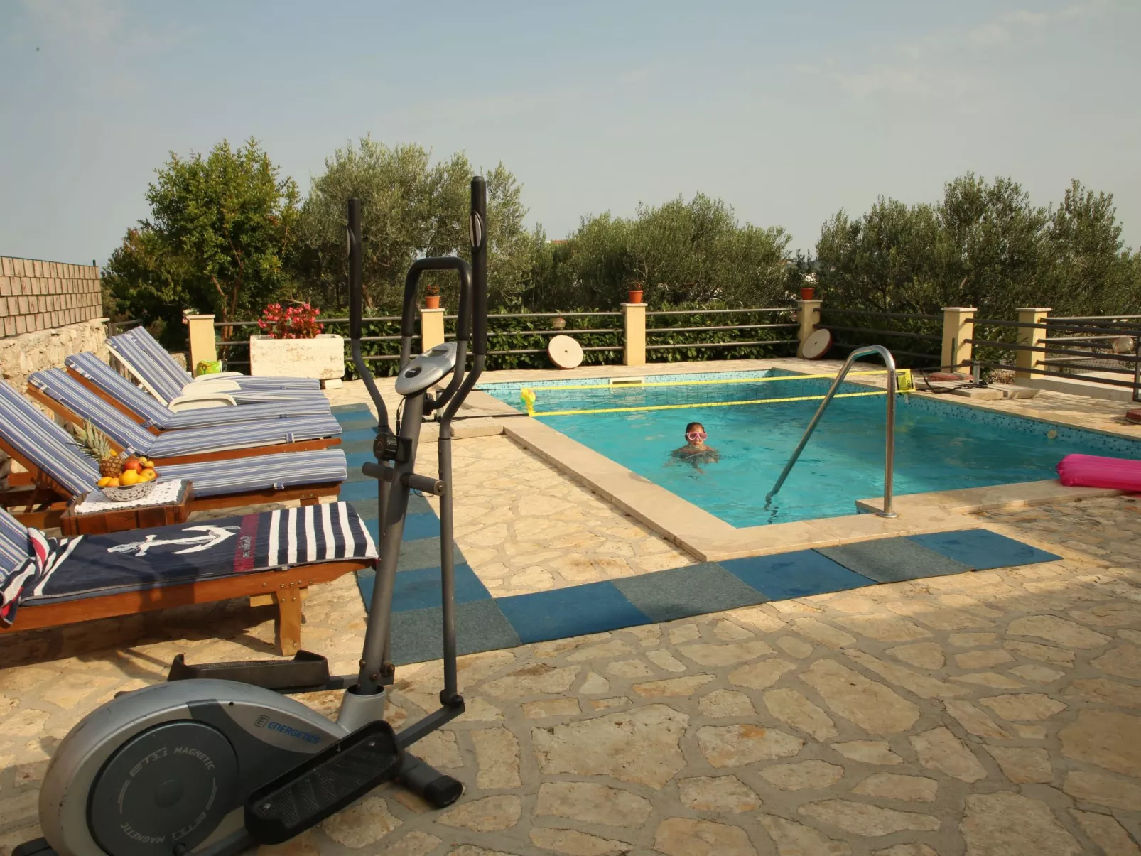 Geräumige Ferienvilla mit Pool und Meerblick