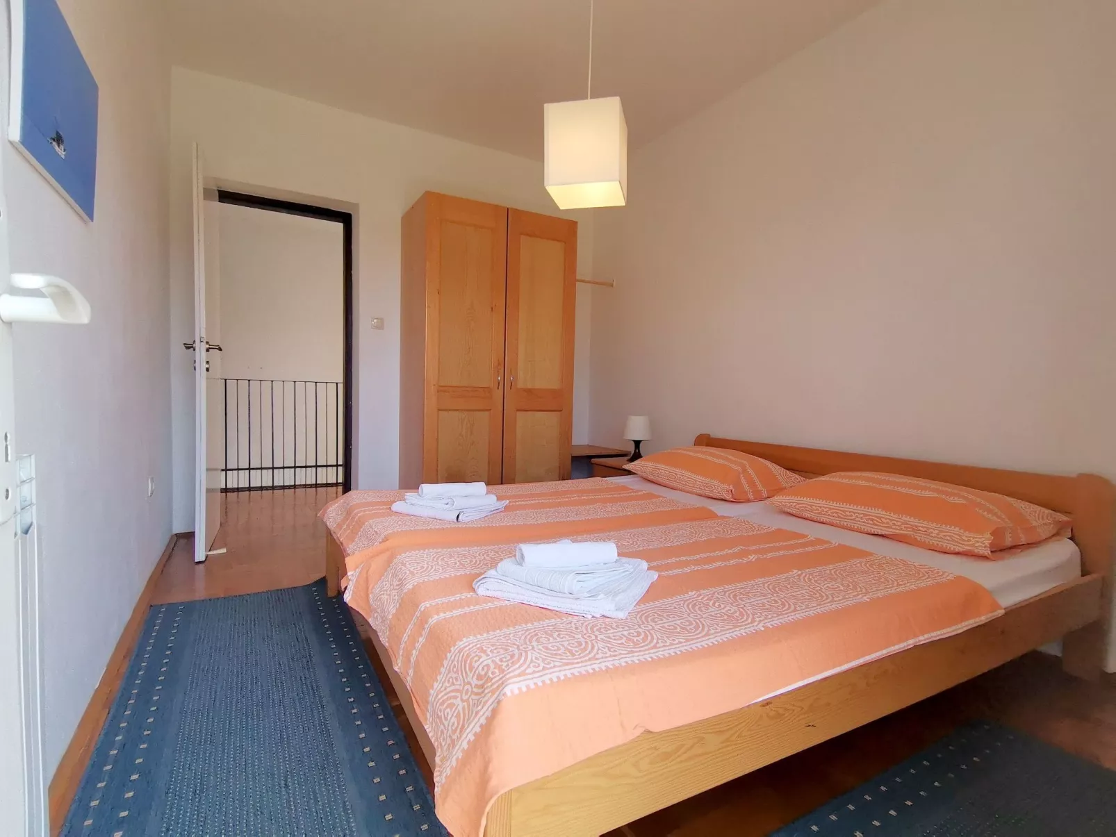 Karmen auf zwei Ebenen mit Garten