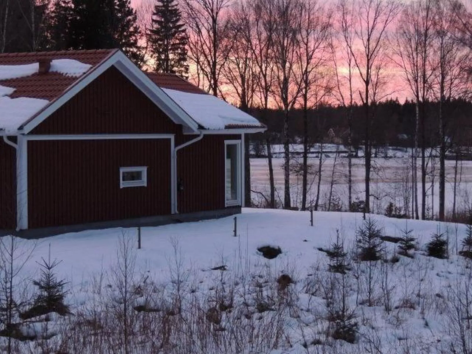 Modernes Haus mit hellem Dekor, mit Blick auf den See