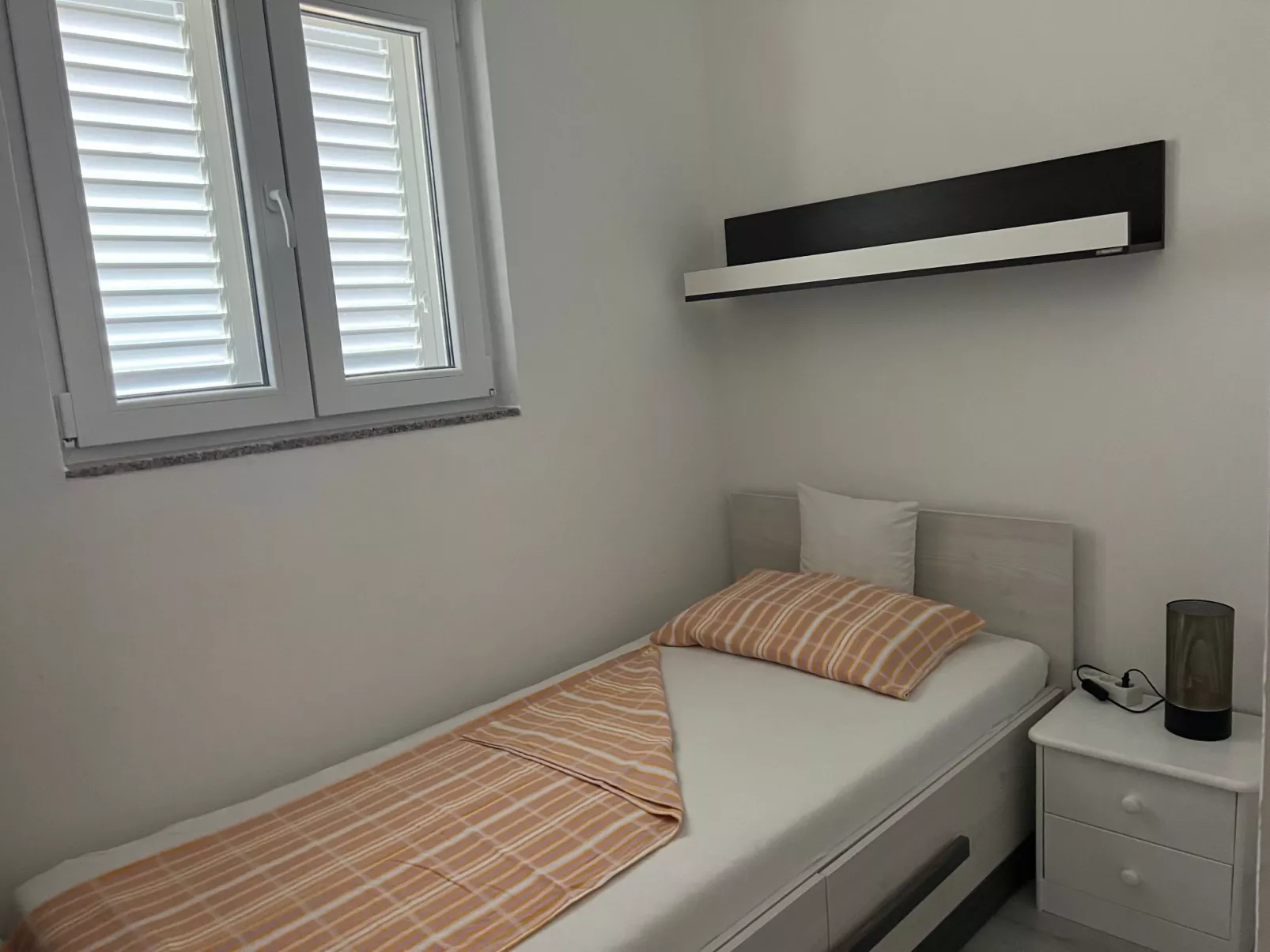 Modernes Ferienhaus in Dobropoljana mit Terrasse, Garten und Grill-Binnen