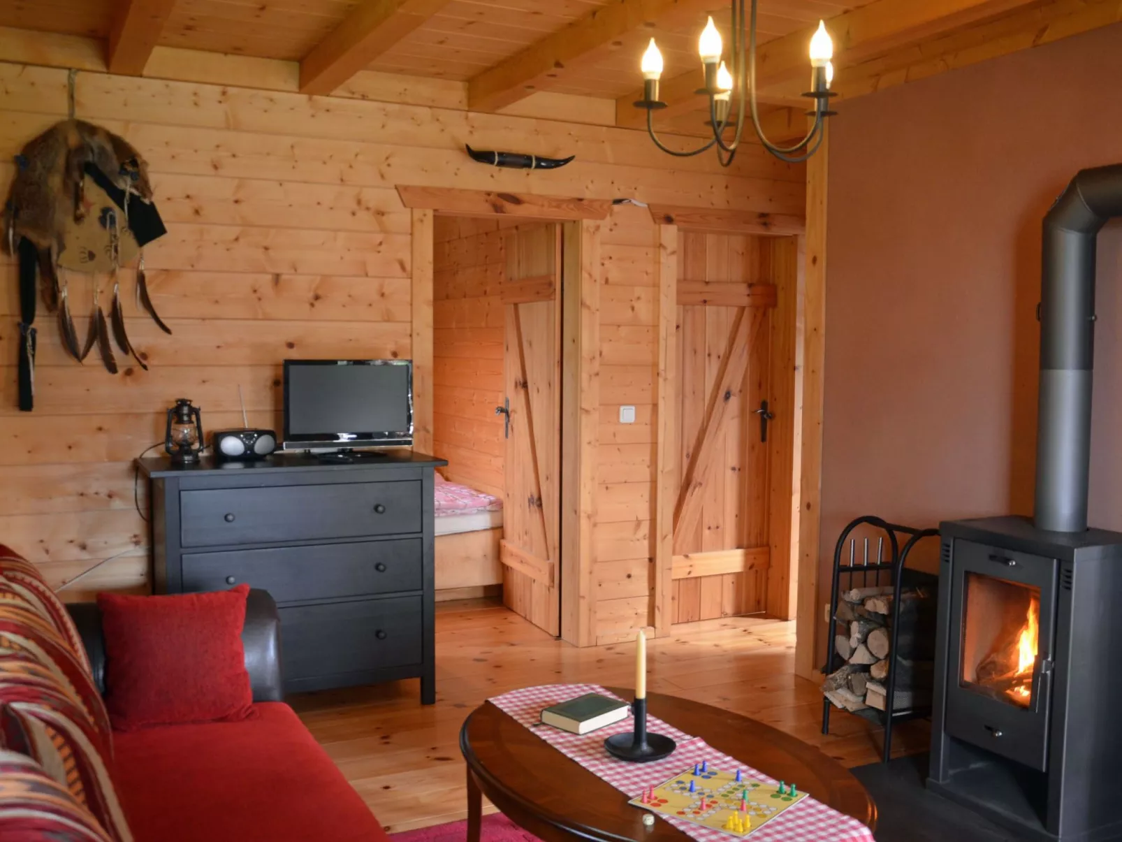 Rustikales Holzferienhaus mit großer Terrasse