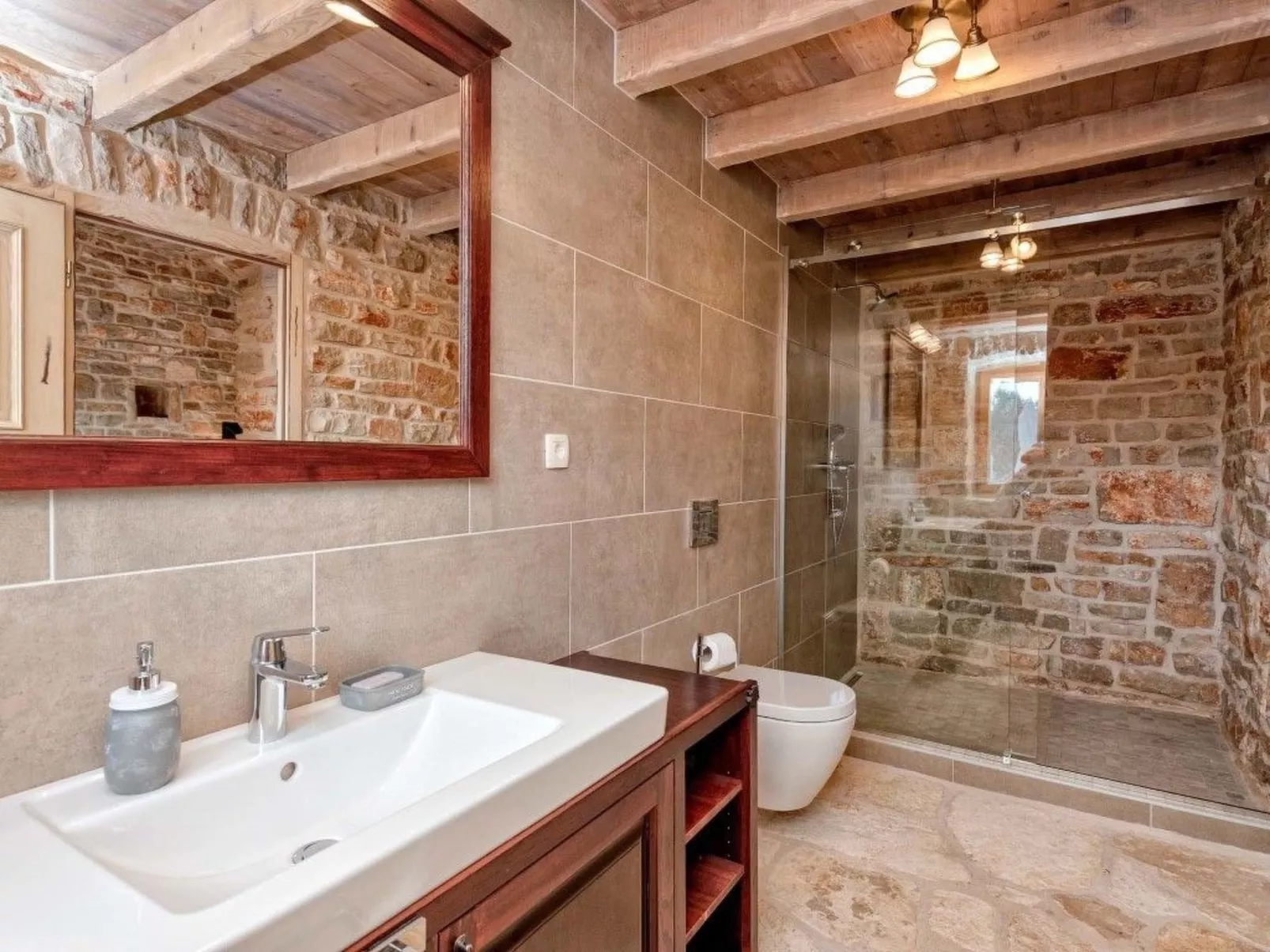 Villa Aristea bestehend aus drei Häusern-Binnen