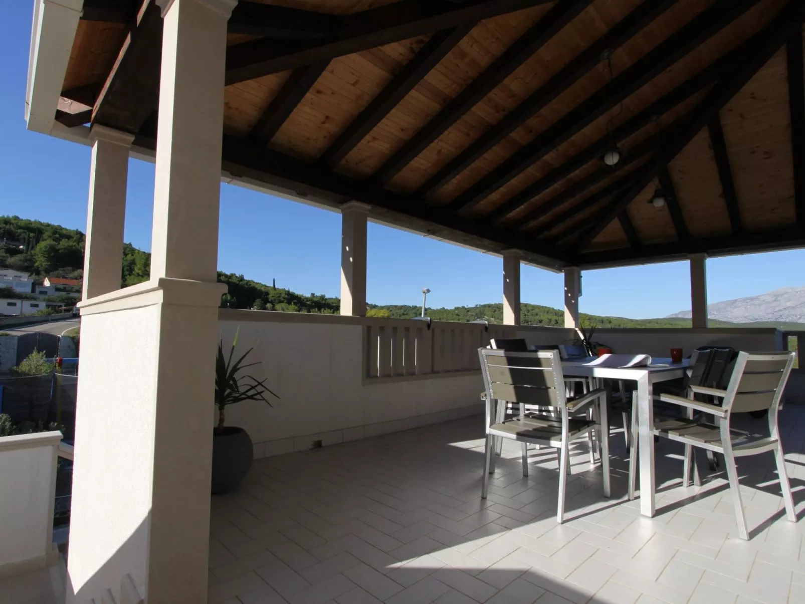 Komfortables Haus in Selca mit privatem Parkplatz-Buiten